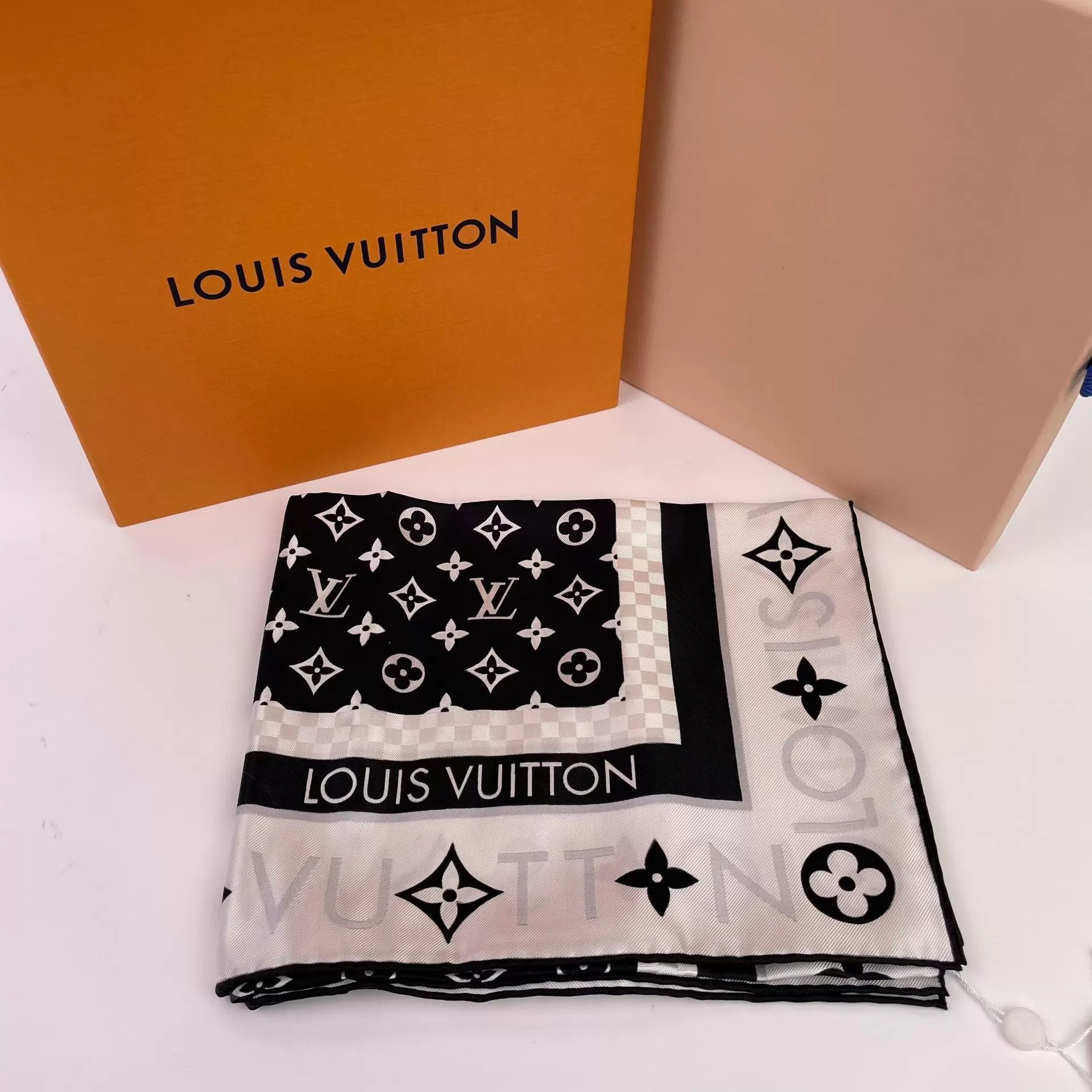 Louis Vuitton LV 90x90 Black & White Colorblocked Scarf 24 Size ONE SIZE - 2 Thumbnail