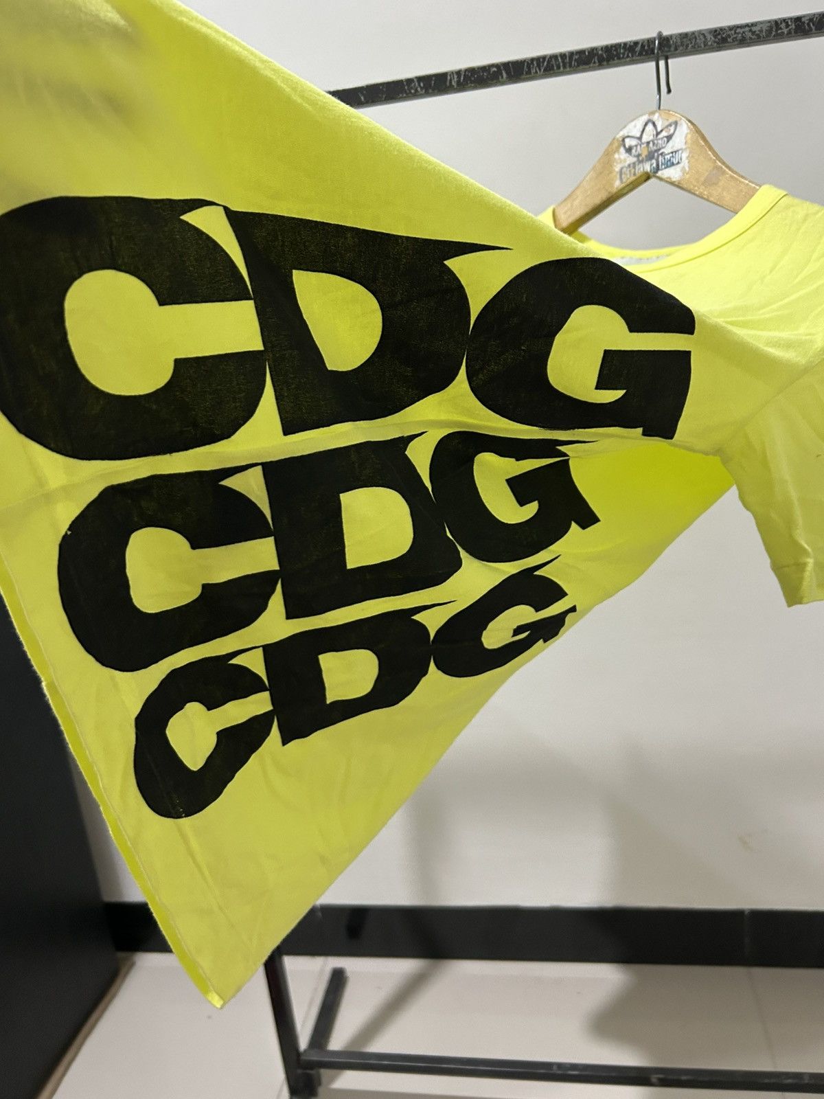 Comme des Garcons Cdg breaking news yellow ss logo tshirt Size US M / EU 48-50 / 2 - 2 Thumbnail
