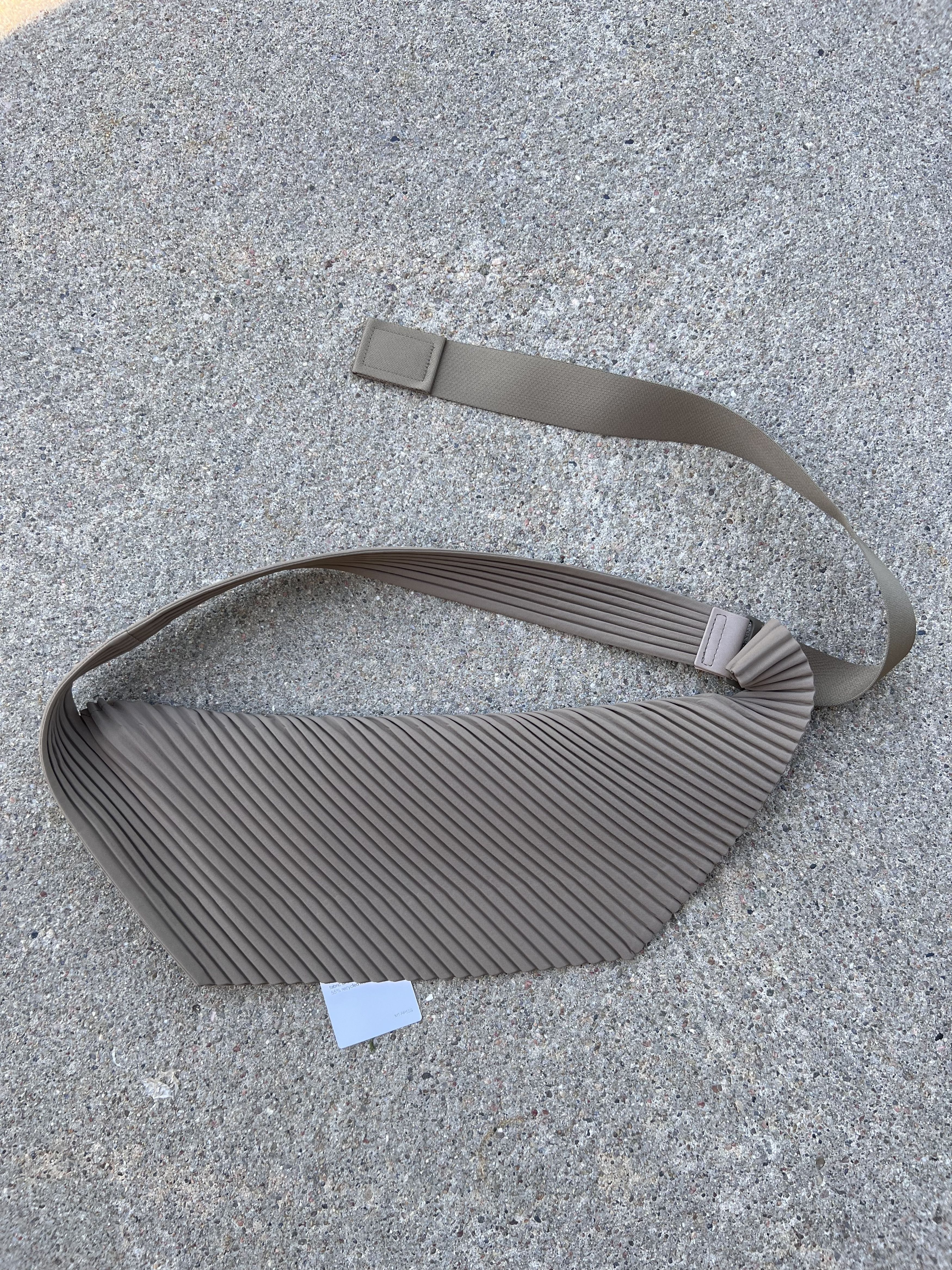 Homme Plisse Issey Miyake Homme Plisse Issey Miyake Pleated Crossbody Bag in Brown Size ONE SIZE - 4 Thumbnail
