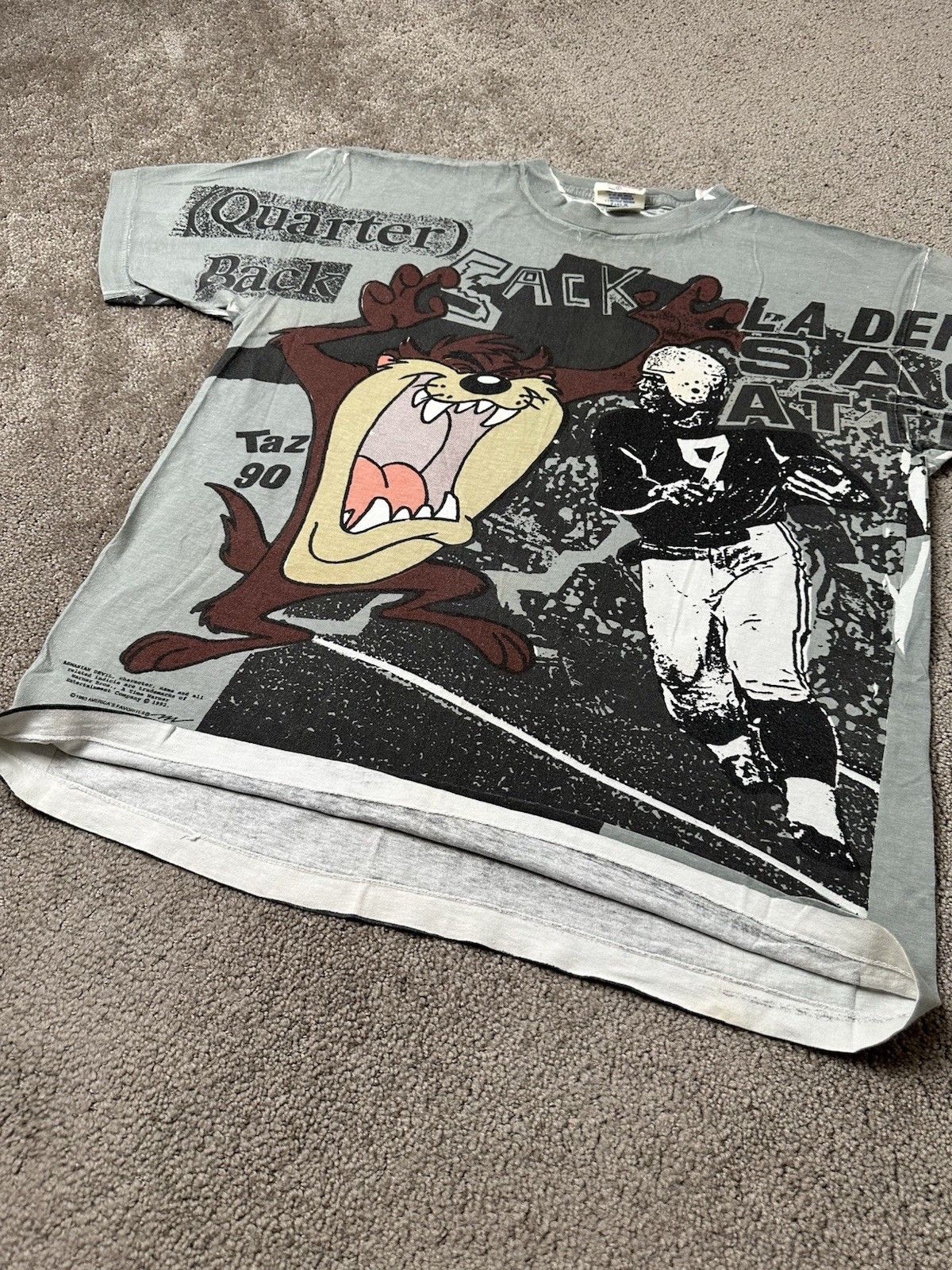 Warner Bros Vintage 1993 Taz Quarterback Football All Over Graphic, Sz L Size US L / EU 52-54 / 3 - 6 Thumbnail