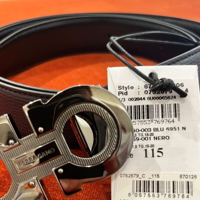 Salvatore Ferragamo o1s1rm0724 Size: 115 / Silver Buckle Leather Belt in Black Size 44 - 4 Thumbnail