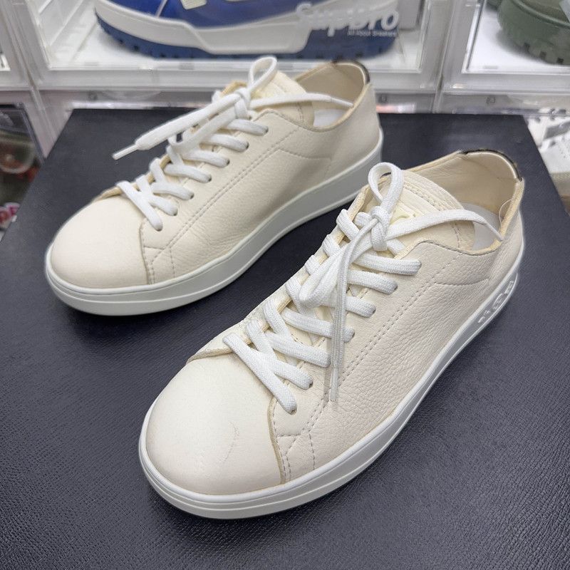 Louis Vuitton Casual Low-top Sneakers in White 0079