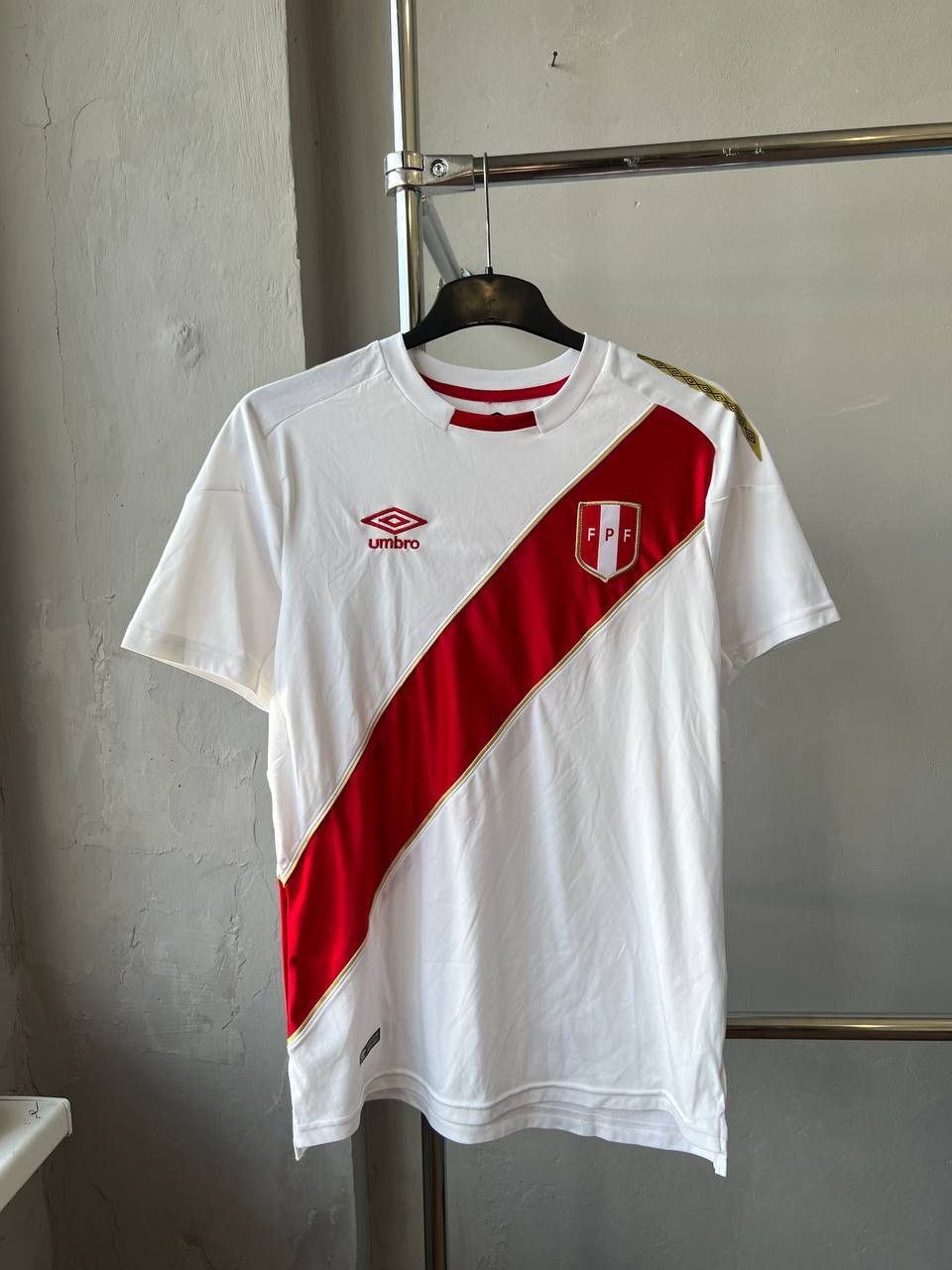 Umbro 2018 PERU NATIONAL TEAM HOME SOCCER JERSEY FOOTBALL SHIRT M Size US M / EU 48-50 / 2 - 2 Thumbnail