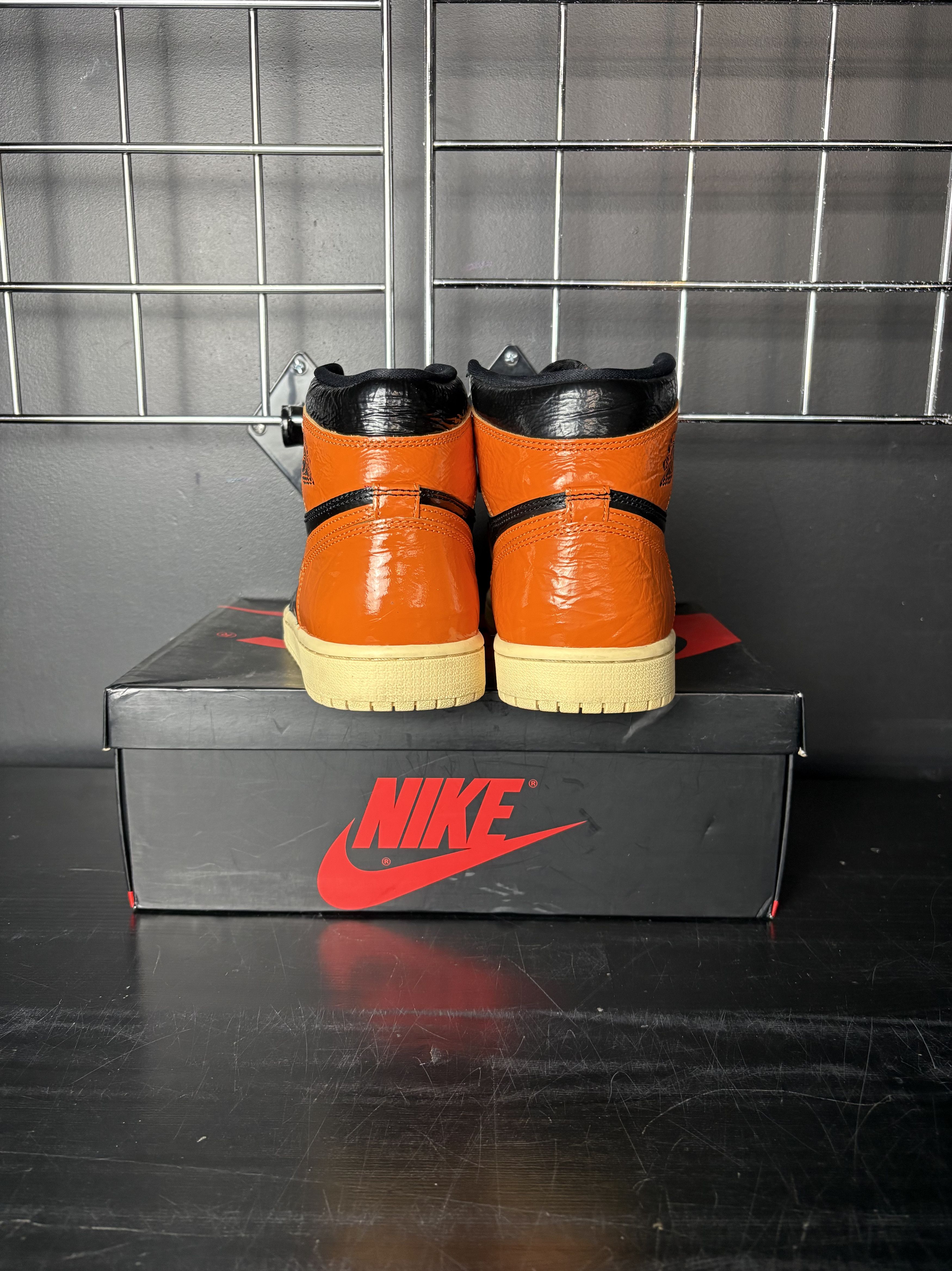 Jordan Brand Air Jordan 1 Retro High "Shattered Backboard 3.0" Size US 8 / EU 41 - 4 Thumbnail