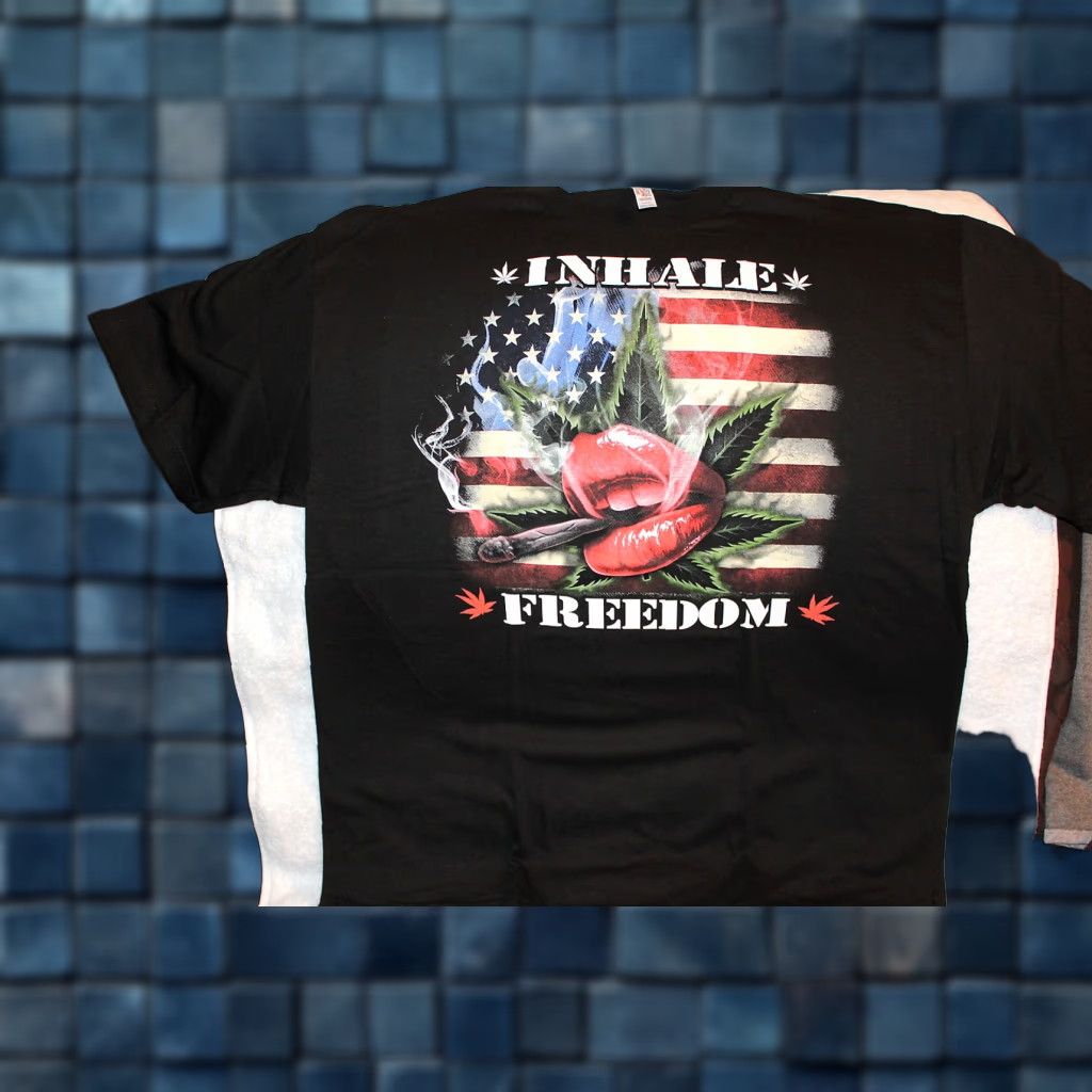Vintage VINTAGE Unbranded Marijuana Leaf Lips Smoking Joint American Flag Graphic T-Shirt Men XL Black 90s Size US XL / EU 56 / 4 - 1 Thumbnail