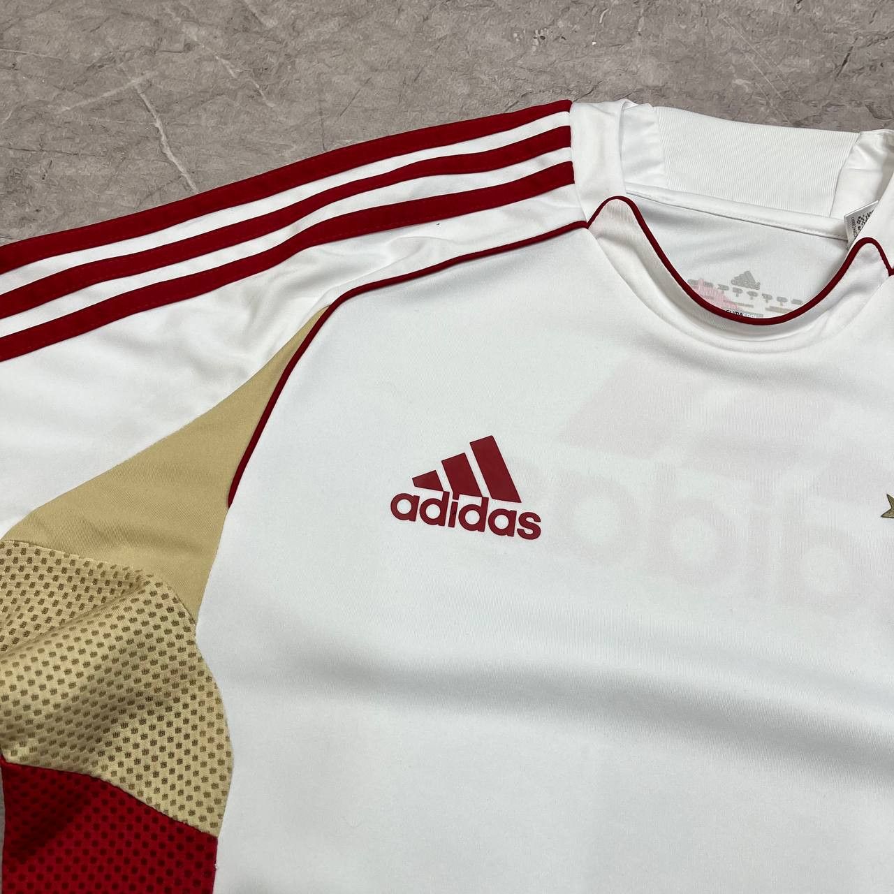 Adidas Vintage Adidas 2011/2012 Bayern Munich Football T-Shirt Size US L / EU 52-54 / 3 - 22 Thumbnail