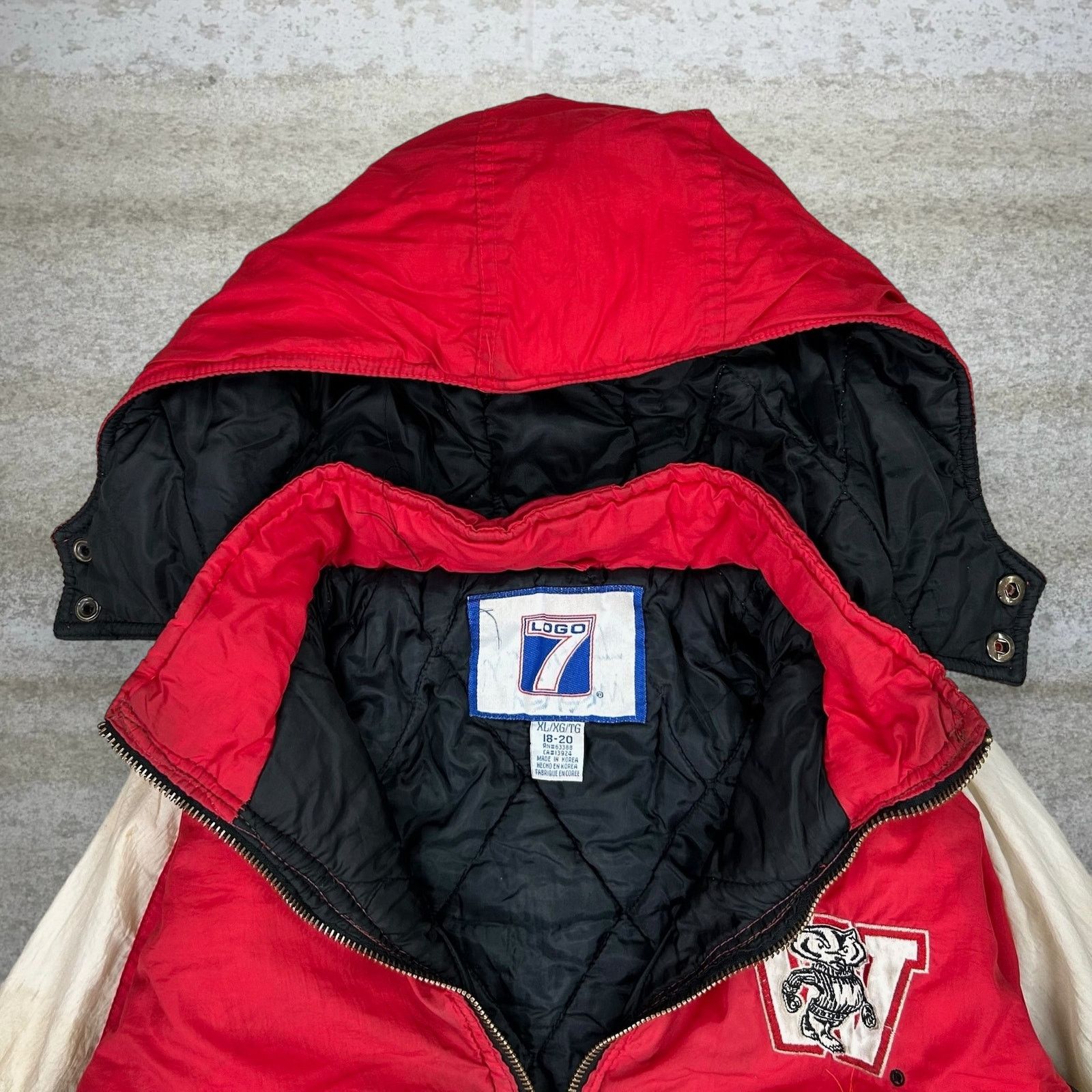 Logo 7 × Vintage Crazy Vintage 90s Wisconsin Badgers Puffer Jacket Red Nylon Size US XL / EU 56 / 4 - 4 Thumbnail
