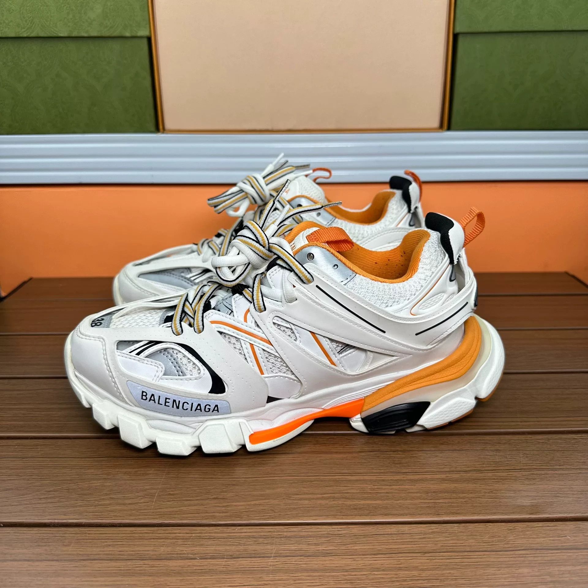 Balenciaga Balenciaga White Lowtop Sneakers it_38 Women Size US 8 / IT 38 - 1 Thumbnail