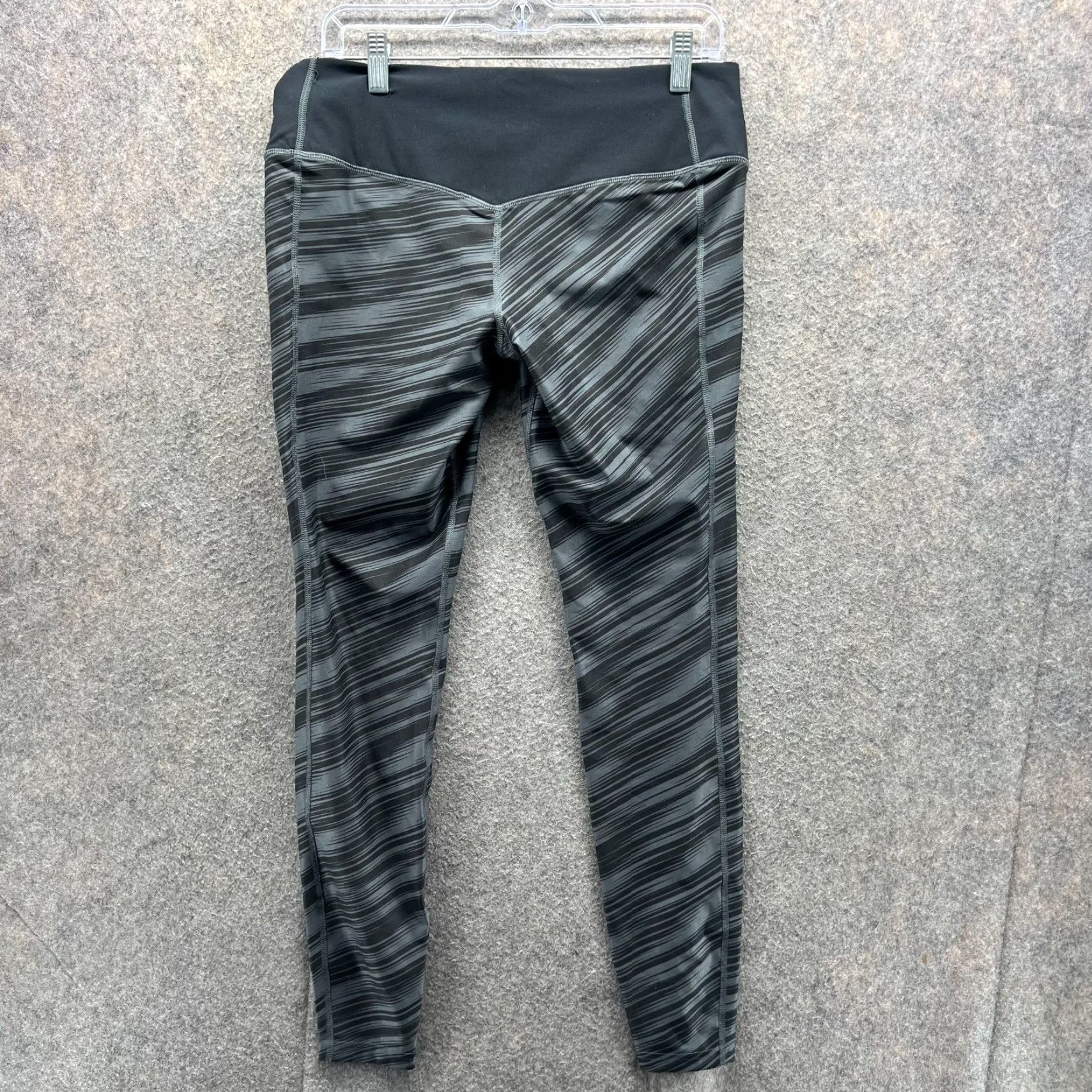 Nike Nike Leggings Women L Black Legend 2.0 Dri-Fit NEW Running Pants Cropped With Pockets Small Inseam 27 in Regular Size Type Shoes? Size 36" / US 14 / IT 50 - 2 Thumbnail