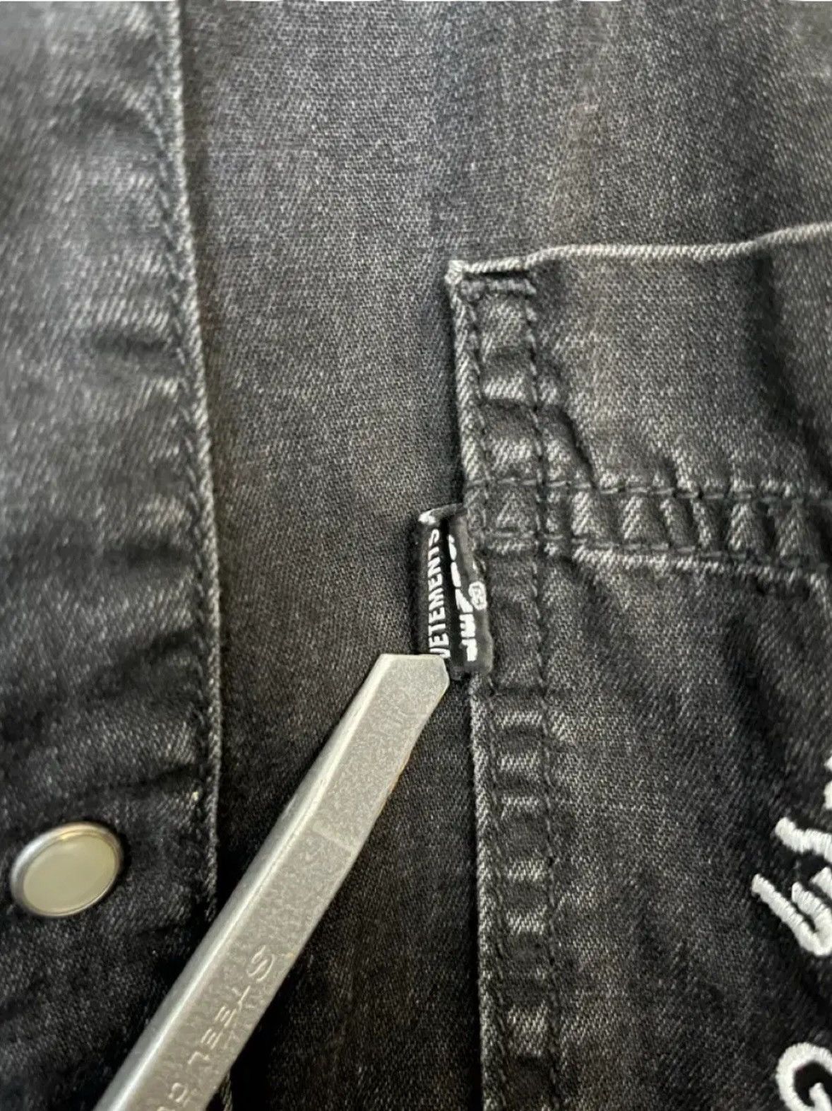 Vetements Vetements X Levi's Denim Shirt Size US S / EU 44-46 / 1 - 5 Thumbnail