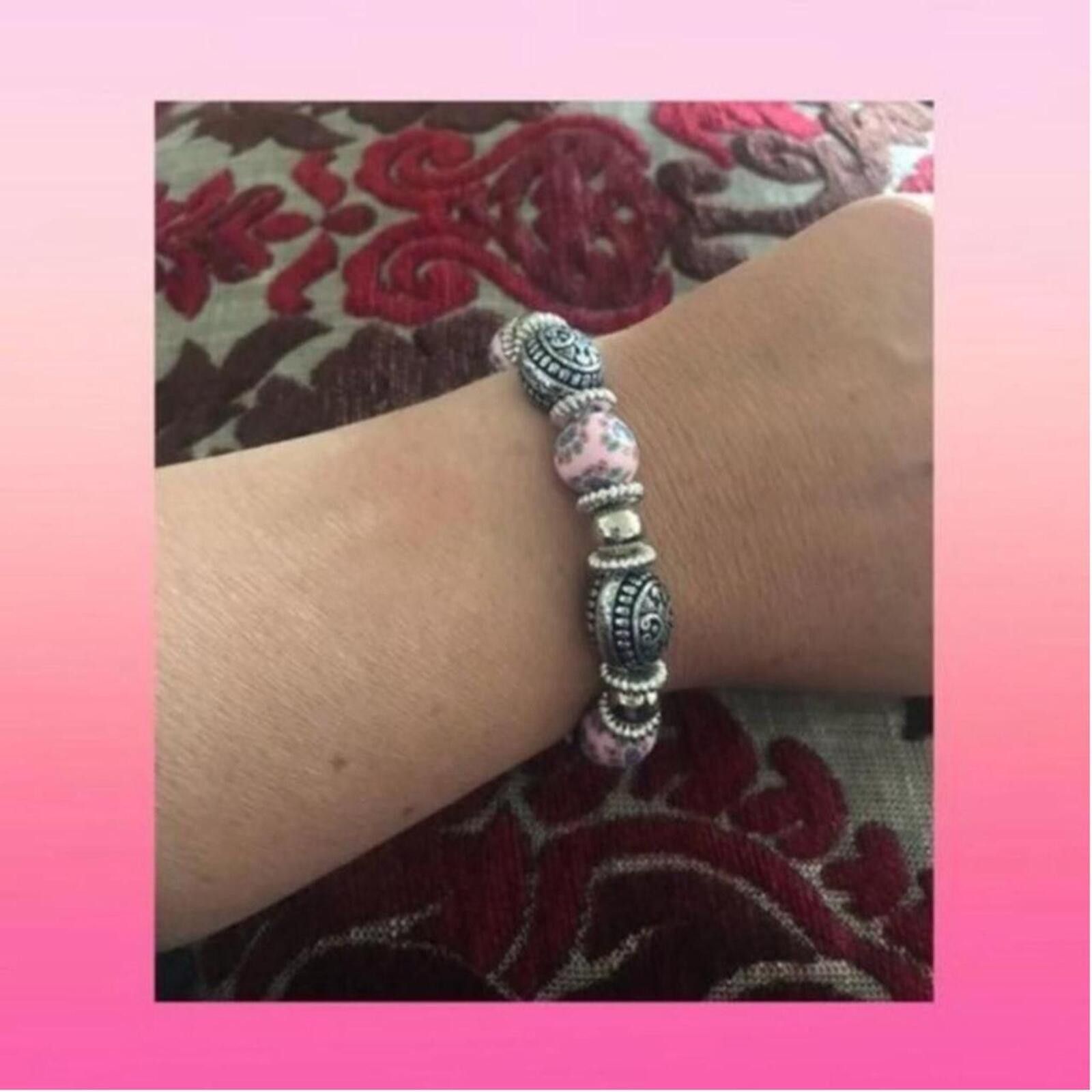 The Unbranded Brand Vintage Style Beaded Stretch Bracelet with Pink Floral and A Size ONE SIZE - 1 Thumbnail