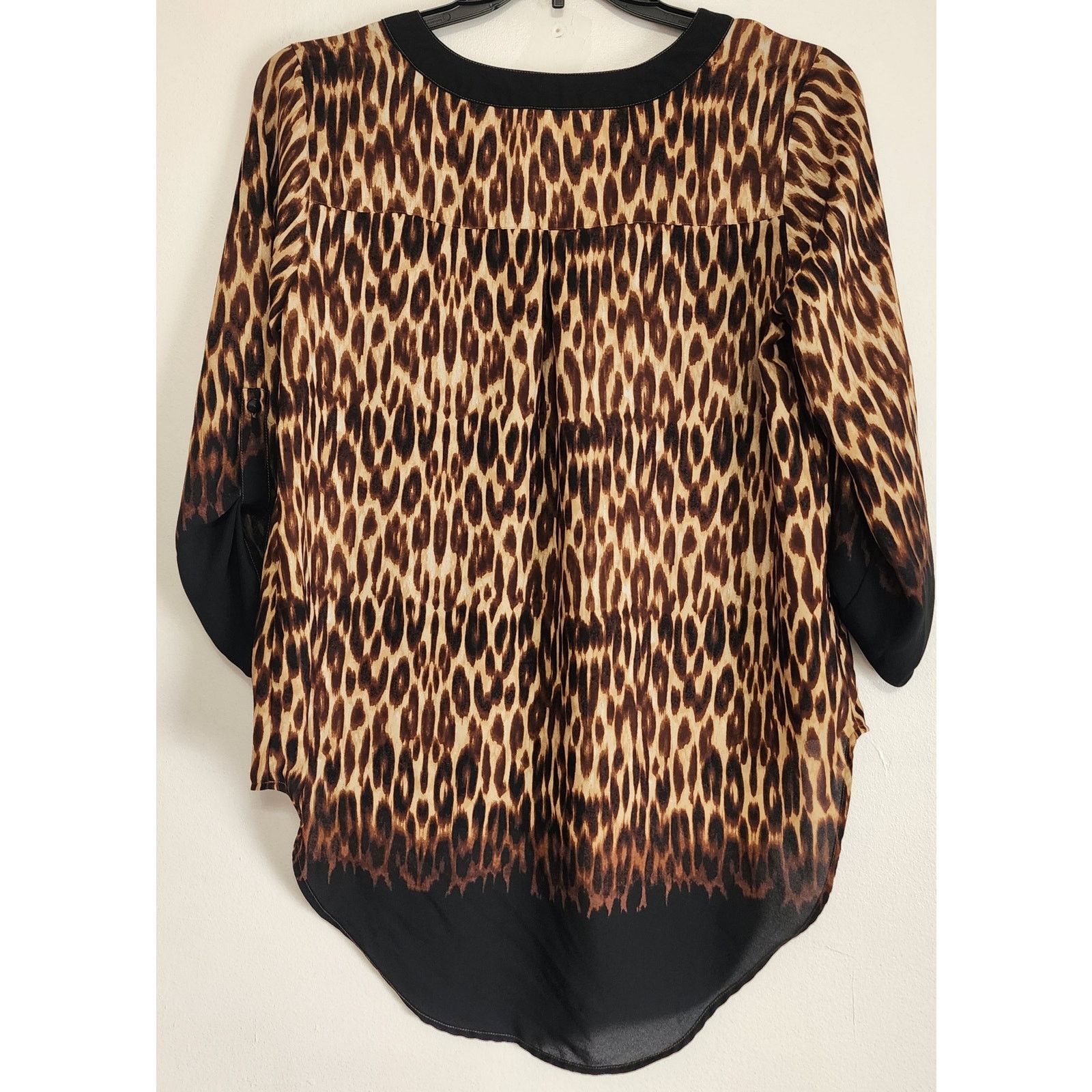 Other Cato Est. 1946 Leopard Print V-Neck Blouse Roll Tab Sleeves Size M / US 6-8 / IT 42-44 - 2 Thumbnail
