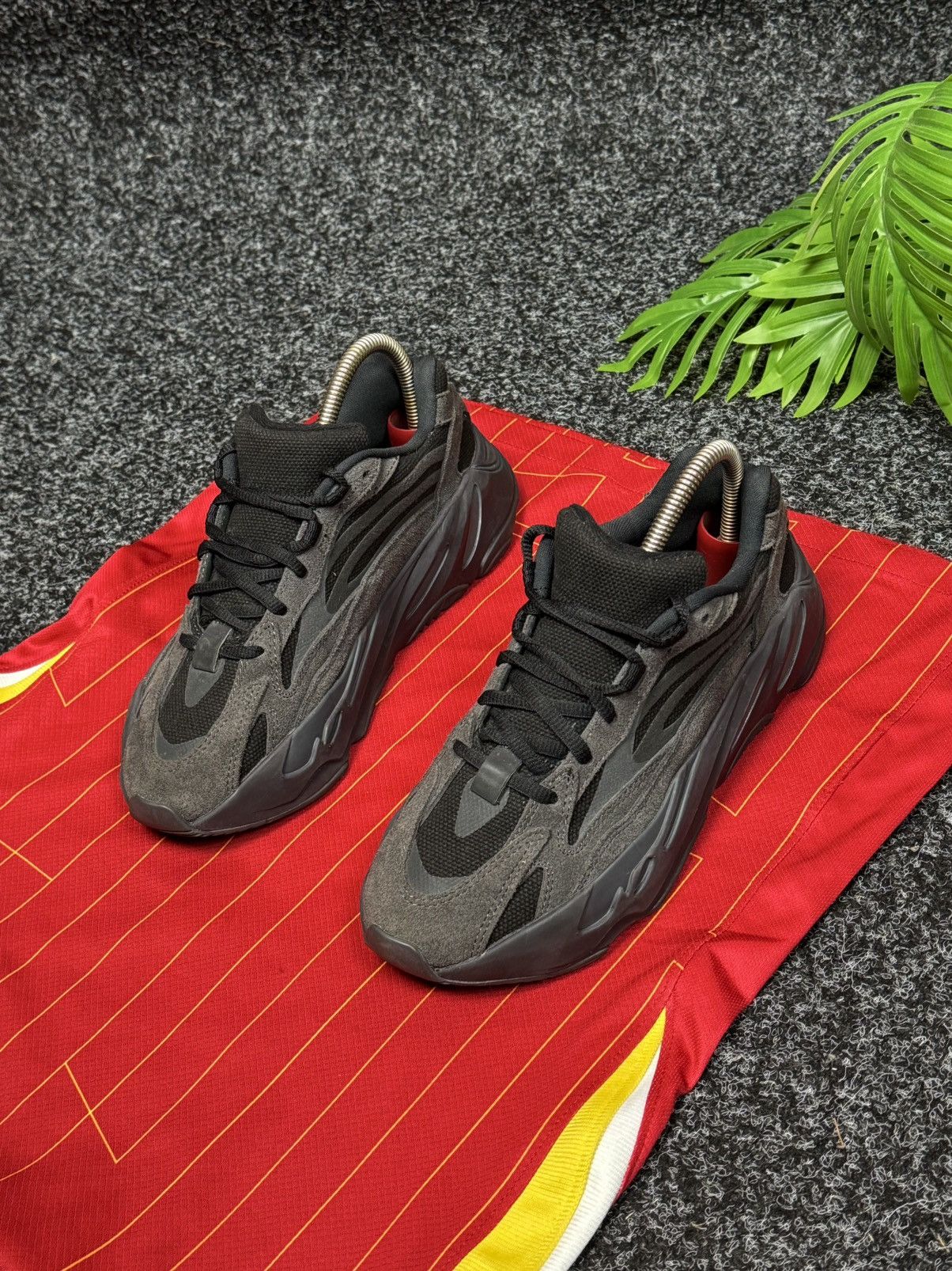 Adidas Adidas Yeezy Boost 700 V2 Vanta FU6684 Size 39 Size US 6 / IT 36 - 4 Thumbnail