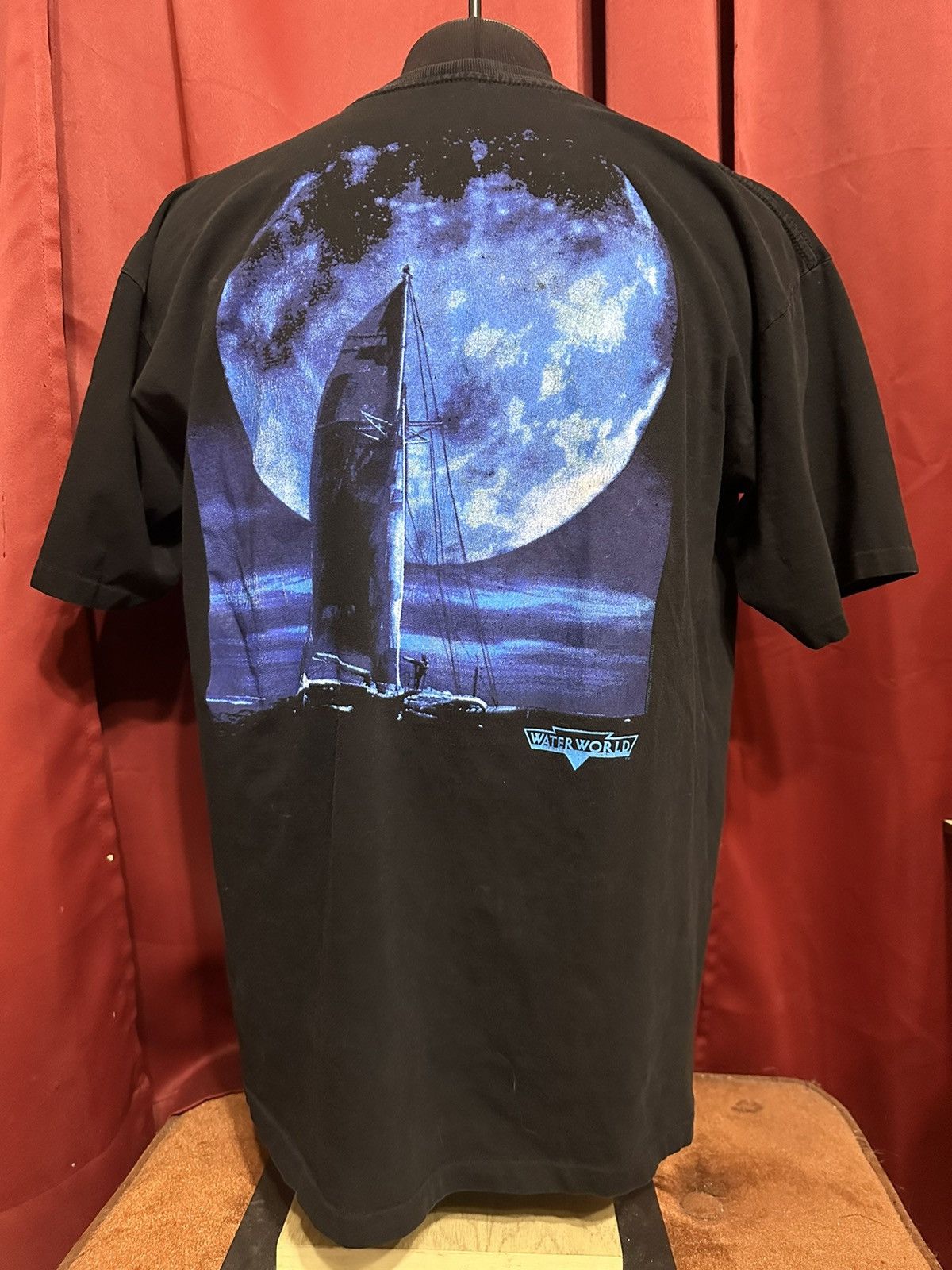 Vintage Vintage Water World Tshirt 90’s Movie Tee Streetwear Grail Size US XL / EU 56 / 4 - 1 Thumbnail
