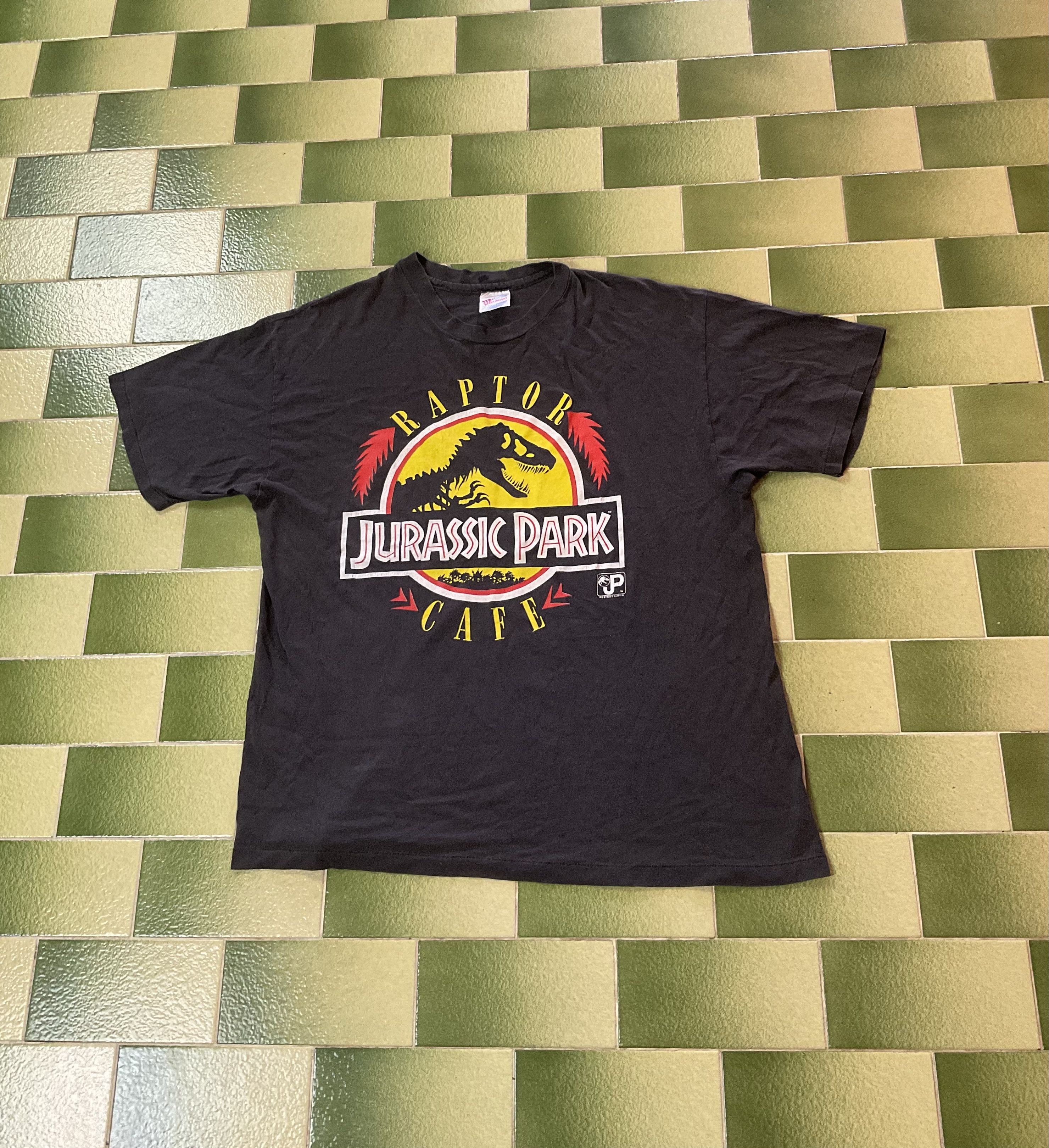 Vintage Vintage 1993 Jurassic Park Raptor Cafe Movie Promo T-Shirt Size US XL / EU 56 / 4 - 1 Thumbnail