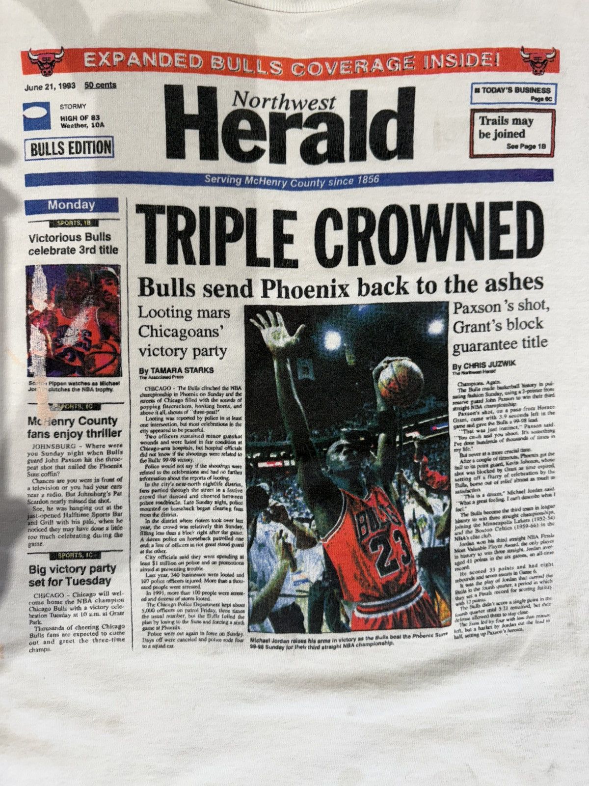 Vintage Vintage 90’s Chicago Bulls News Clipping Tee Size US L / EU 52-54 / 3 - 3 Thumbnail
