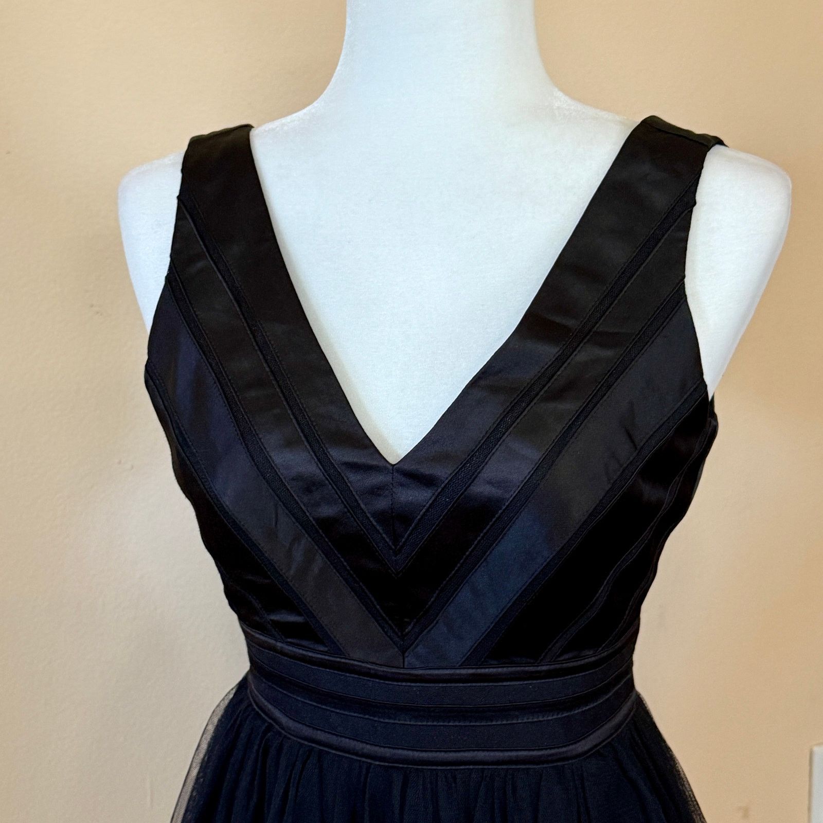 Anthropologie En Crème Anthropologie XS v-neck sleeveless cocktail dress Size XS / US 0-2 / IT 36-38 - 2 Thumbnail