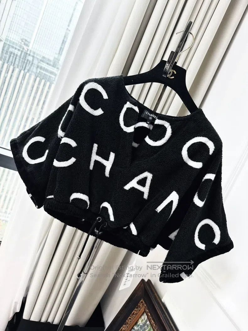Chanel Black and white letter towel fabric round-neck top