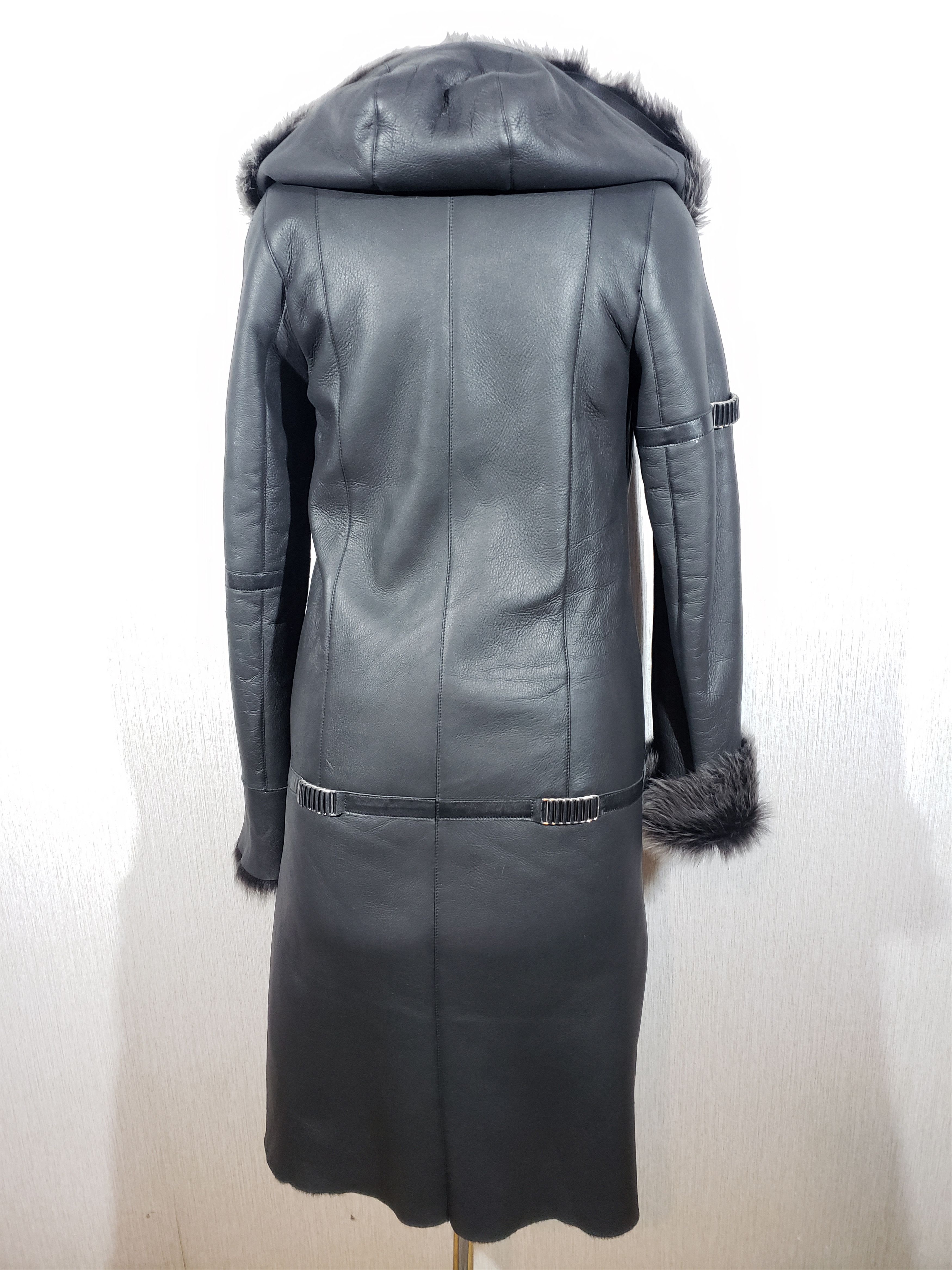 Other Stylish black sheepskin coat with a luxurious warm hood. Size M / US 6-8 / IT 42-44 - 4 Thumbnail