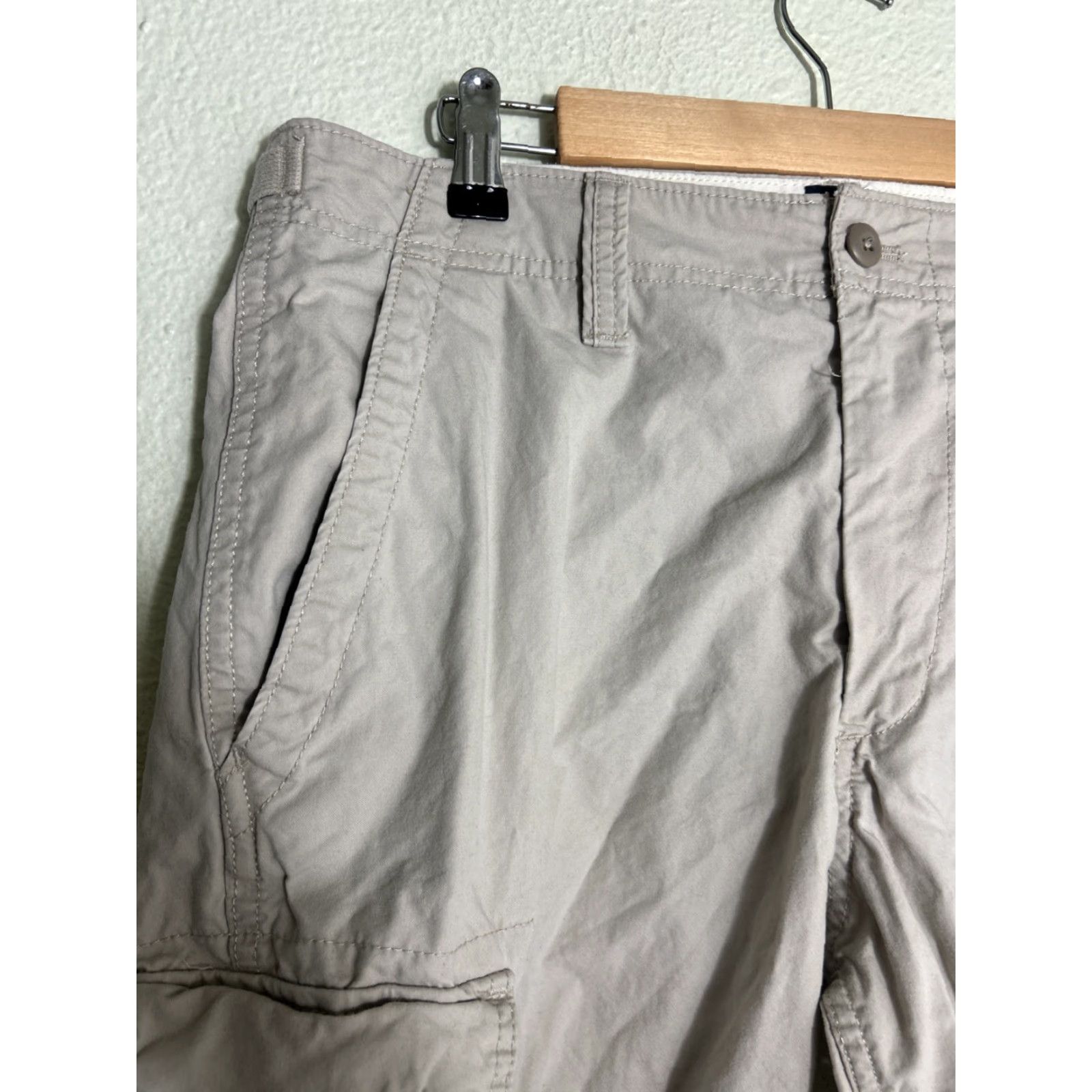 Gap VINTAGE Gap Beige Cargo Shorts Mens Size 33x11.5 Preppy Kanye Stain Size US 33 - 5 Thumbnail