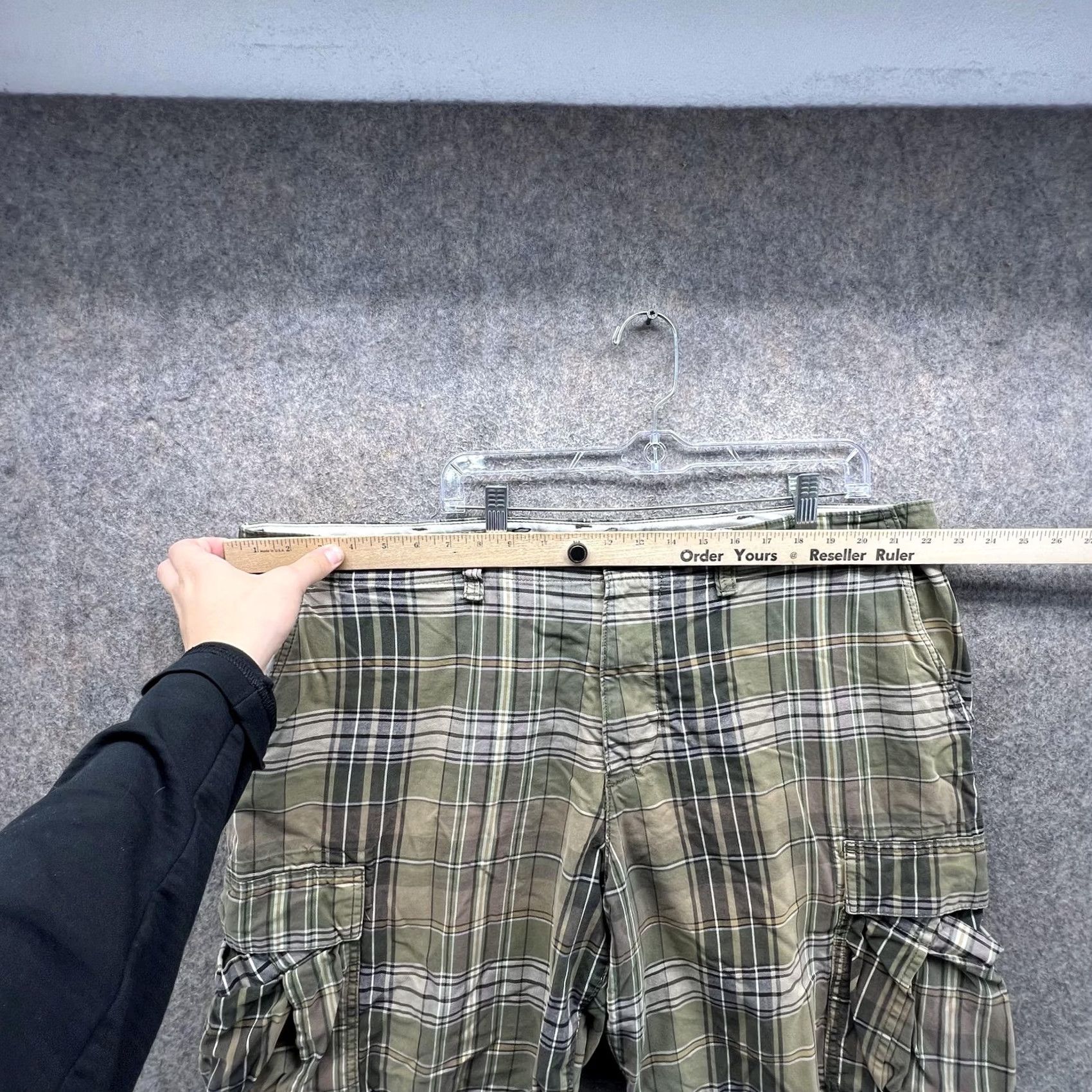 Eddie Bauer Eddie Bauer Cargo Shorts Mens 42 Green Plaid Cotton 11 Inseam Casual Pockets Size US 42 / EU 58 - 5 Thumbnail