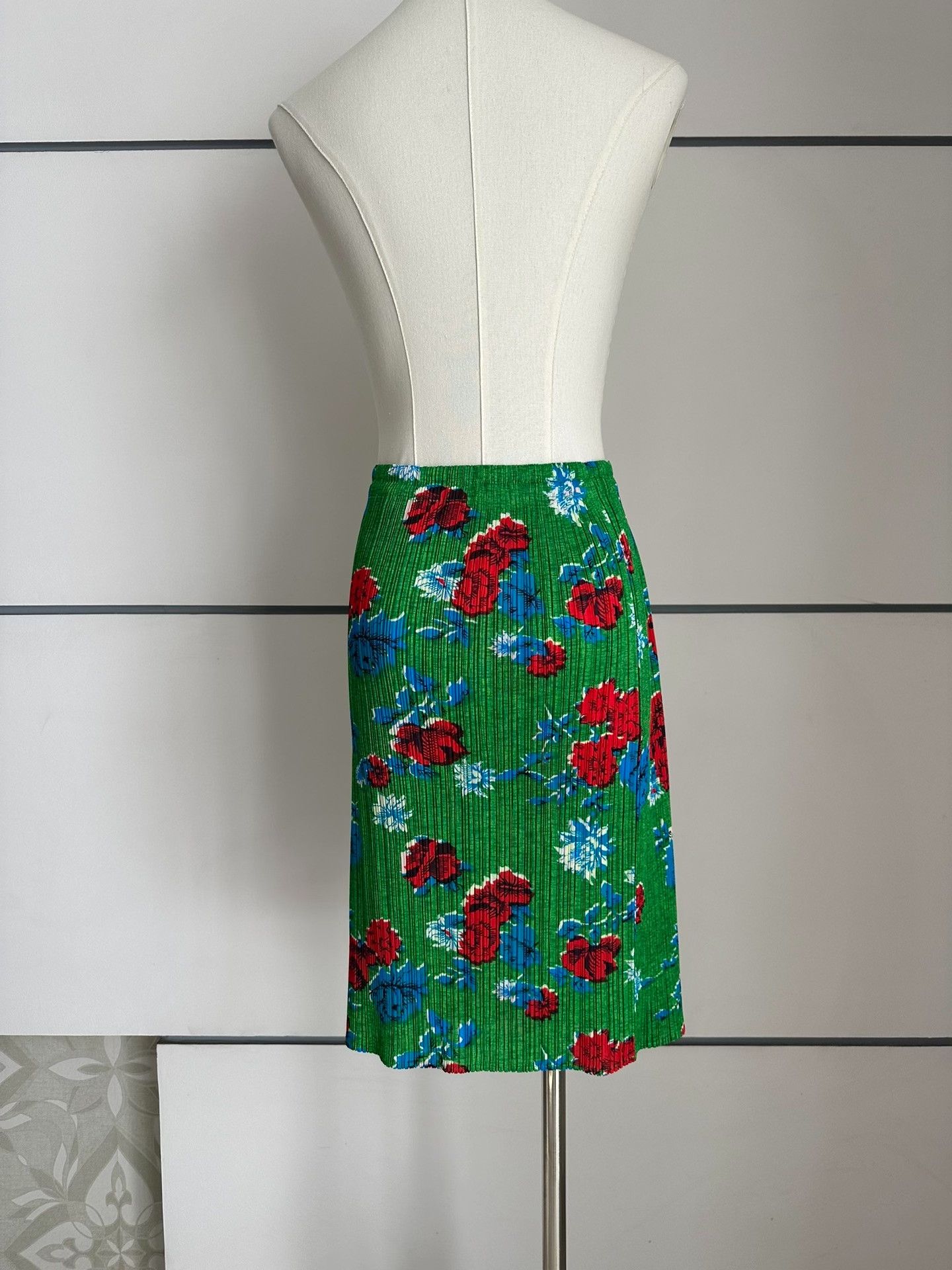 Issey Miyake ISSEY MIYAKE size3 PLEATS floral pleated skirt| Size 29" - 2 Thumbnail