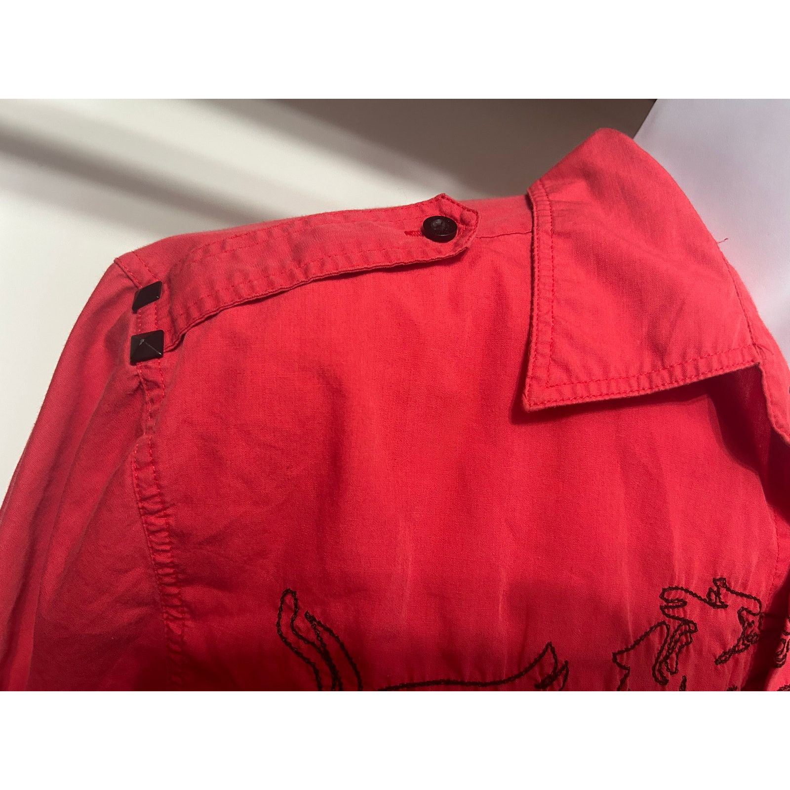 Other Estilo Latino Red Embroidered Graphic Shirt Size Large Size US L / EU 52-54 / 3 - 8 Thumbnail