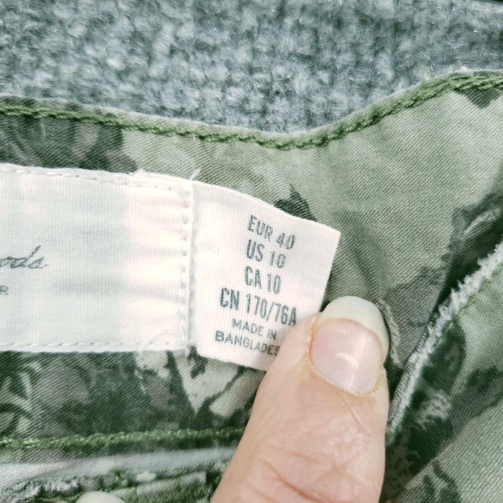 H&M H&M Shorts Womens 19 Green Chino Mid Rise Floral Flat Front Cotton Size 32" / US 10 / IT 46 - 4 Thumbnail