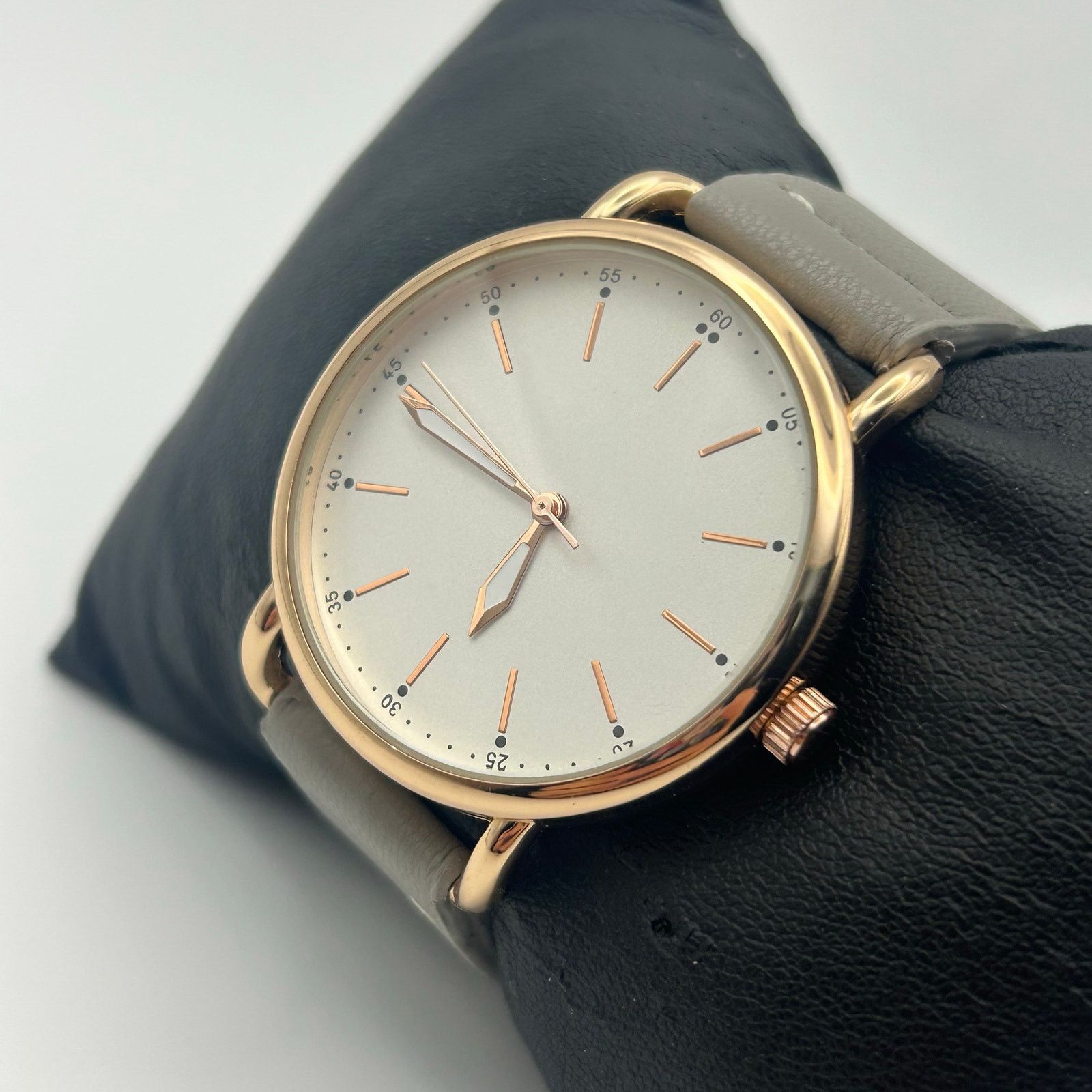 Other Ladies Classic Quartz Watch Gold Tone Gray Leather Band Size ONE SIZE - 2 Thumbnail