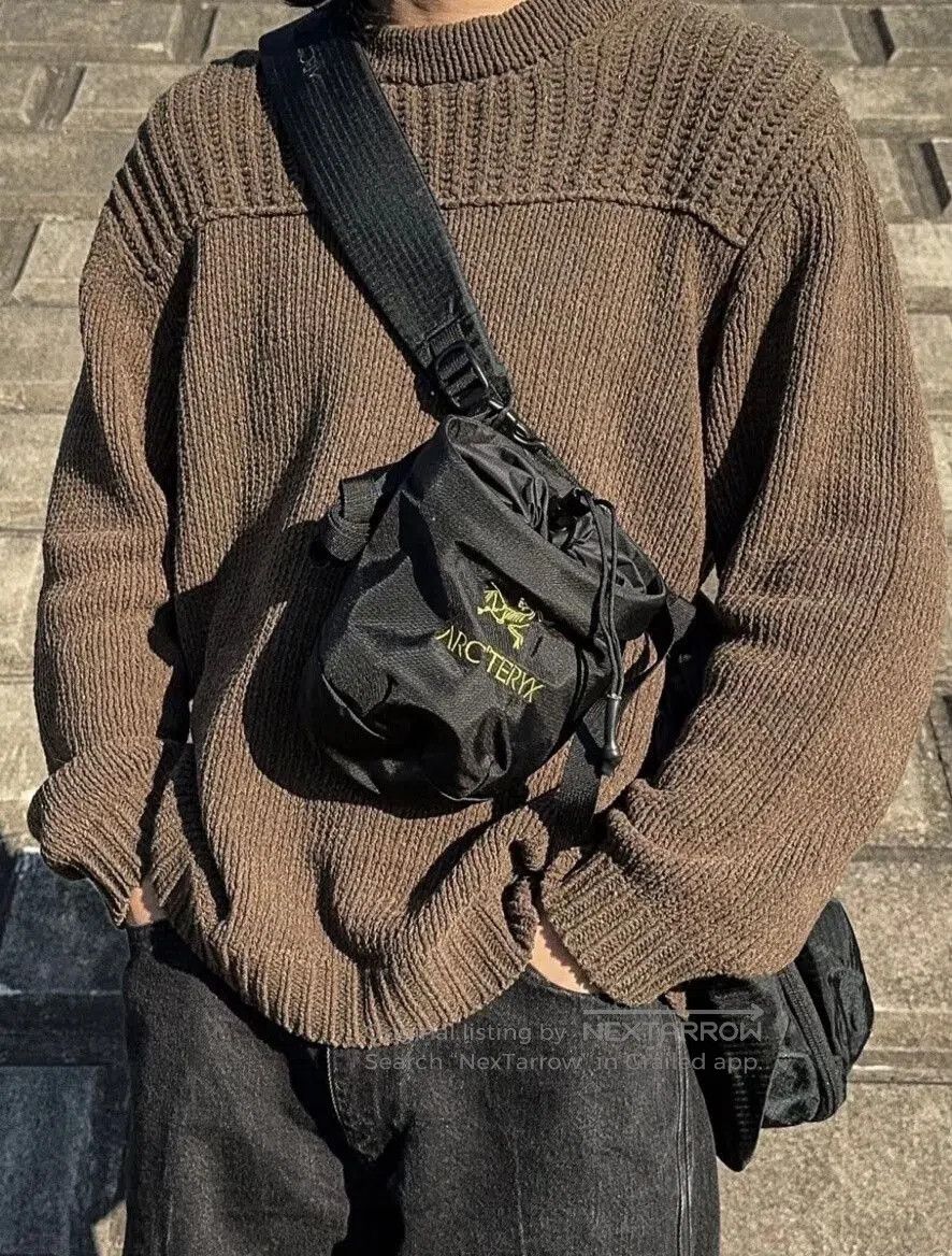 arcteryx quiver bucket bag in black.