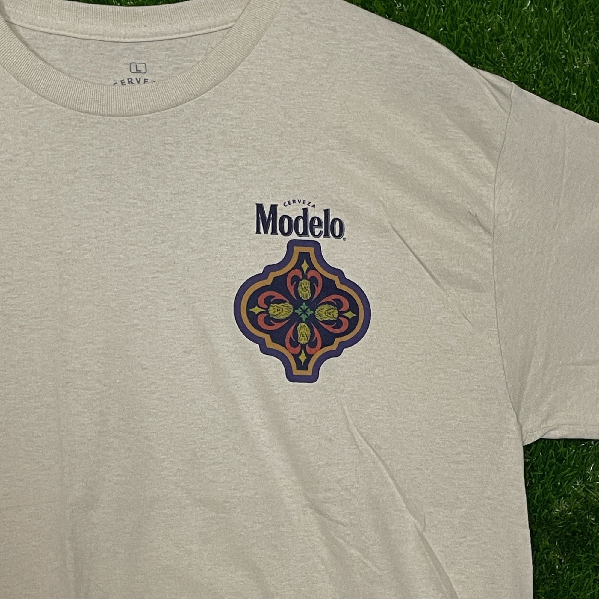 Urban Outfitters Modelo Graphic T-shirt size Large Size US L / EU 52-54 / 3 - 5 Thumbnail