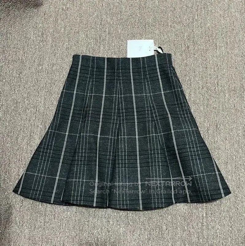 Dior Dior Pleated Wool Skirt in Dark Gray . Size 26" / US 2 / IT 38 - 1 Thumbnail