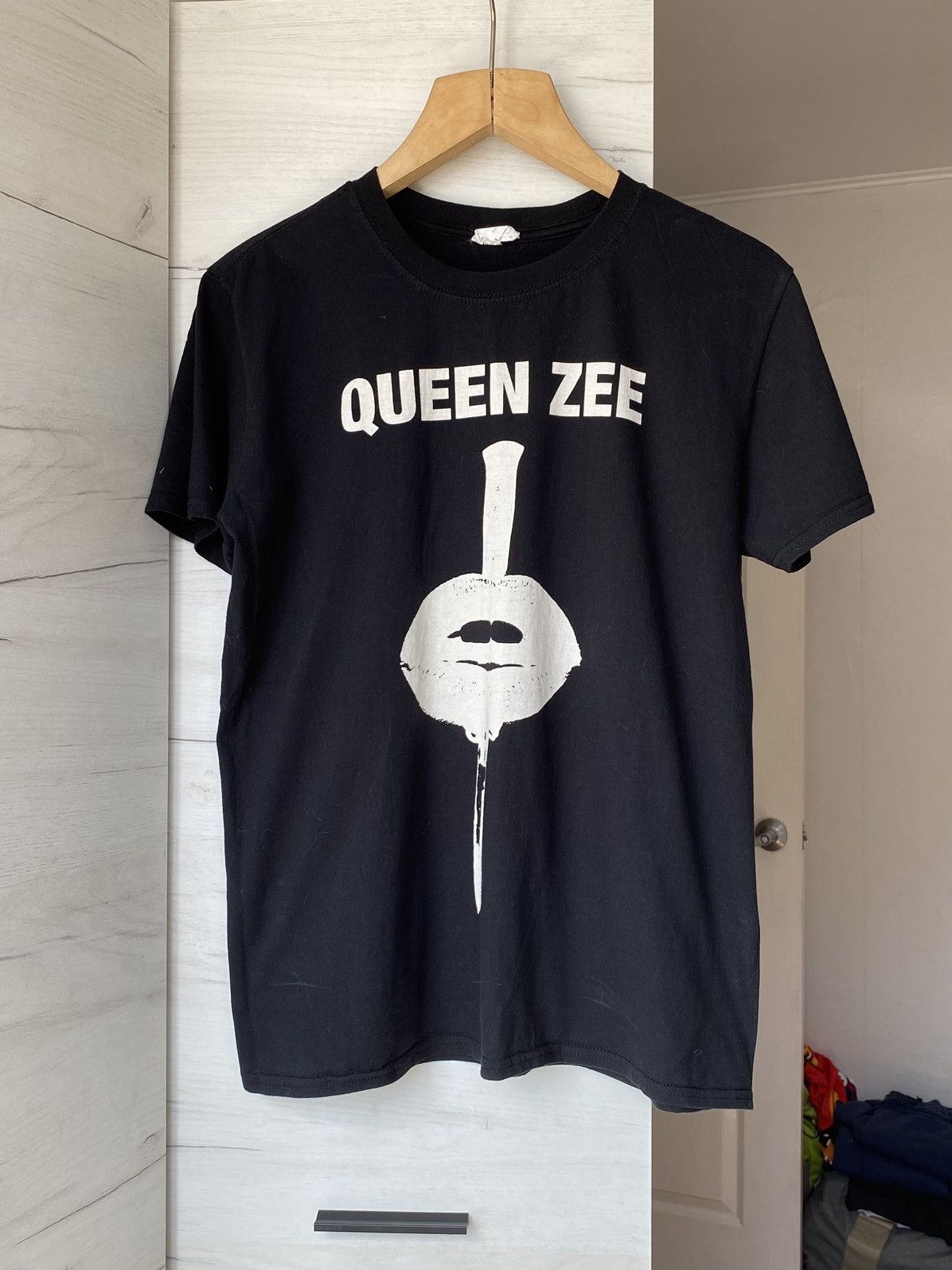 Vintage T Shirt Vintage Y2K Queen Zee Lips Horror PrintBand Rock Size US M / EU 48-50 / 2 - 1 Thumbnail