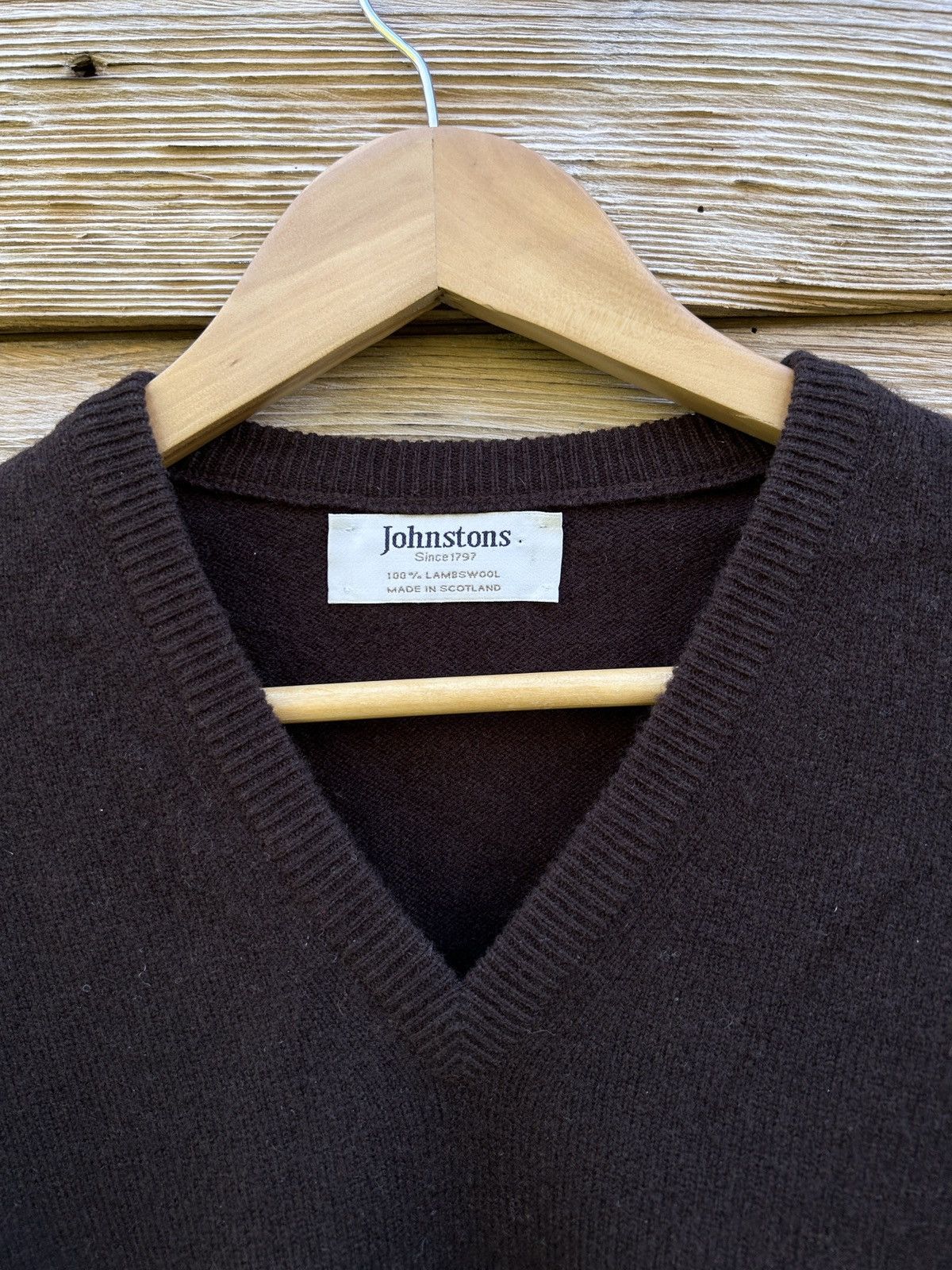 Johnstons Of Elgin Johnstons Of Elgin Leather Elbow Patch V Neck Sweater Size US XL / EU 56 / 4 - 4 Thumbnail