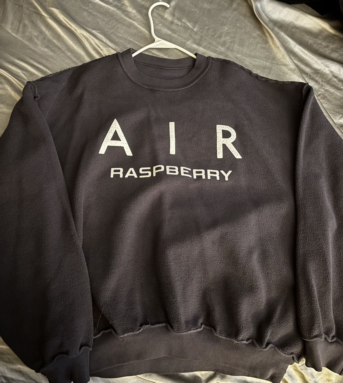 The GV Gallery Air raspeberry creweneck Size US L / EU 52-54 / 3 - 1 Preview