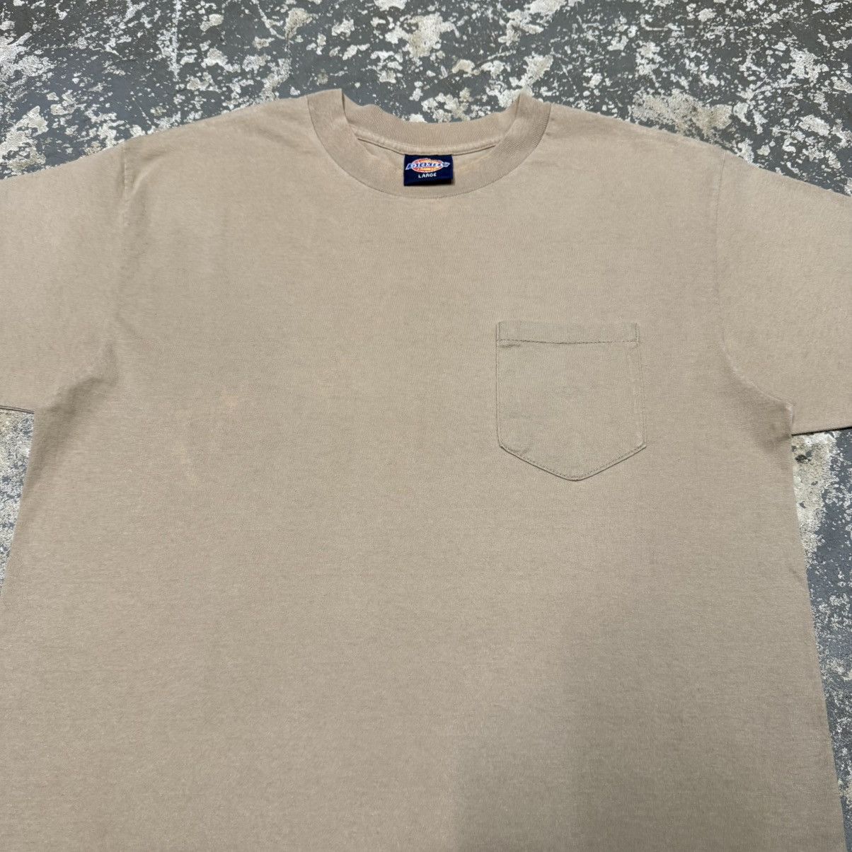 Dickies Vintage Dickies Tan Beige Blank 90s Single Stitch Pocket Tee Size US L / EU 52-54 / 3 - 12 Thumbnail