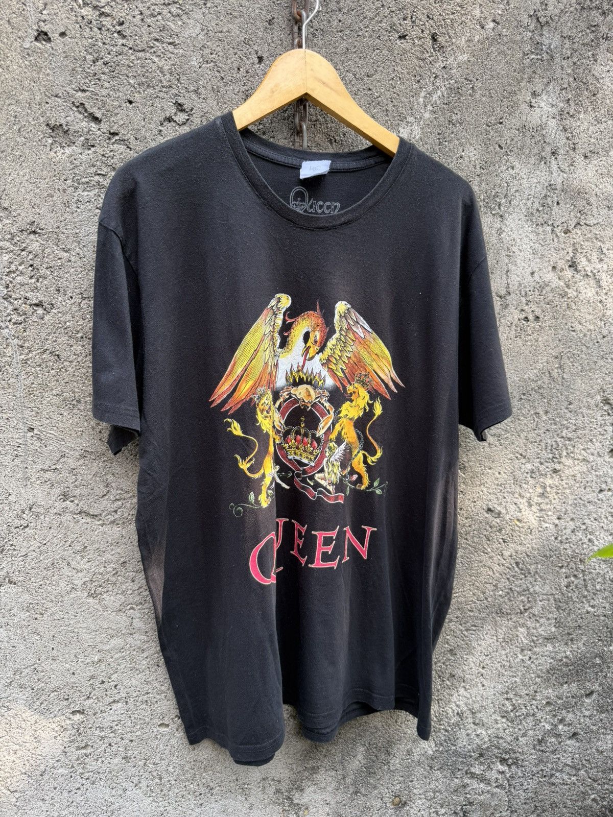 Band Tees Queen Crest Graphic Tee Size US XXL / EU 58 / 5 - 1 Thumbnail