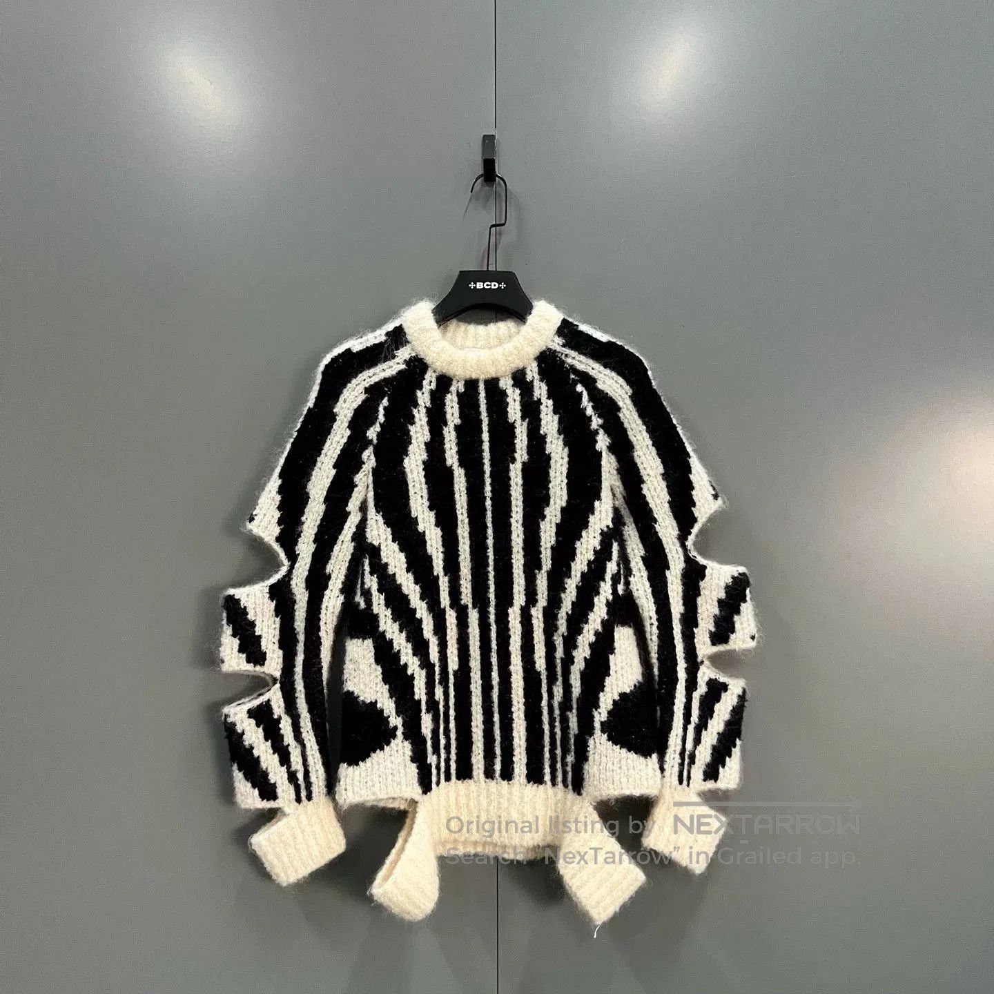 Burberry burberry zebra design wool sweater size xs. Size XS / US 0-2 / IT 36-38 - 1 Thumbnail