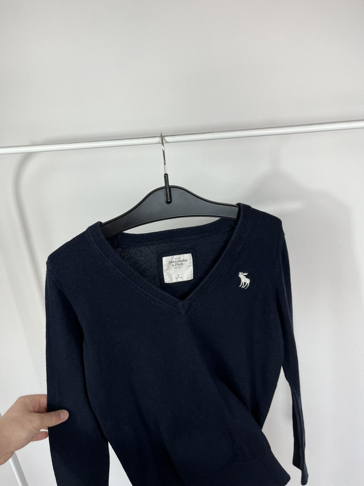 Abercrombie & Fitch Abercrombie Fitch Navy V Neck Knit Sweater Moose Logo Size S Size US S / EU 44-46 / 1 - 8 Thumbnail
