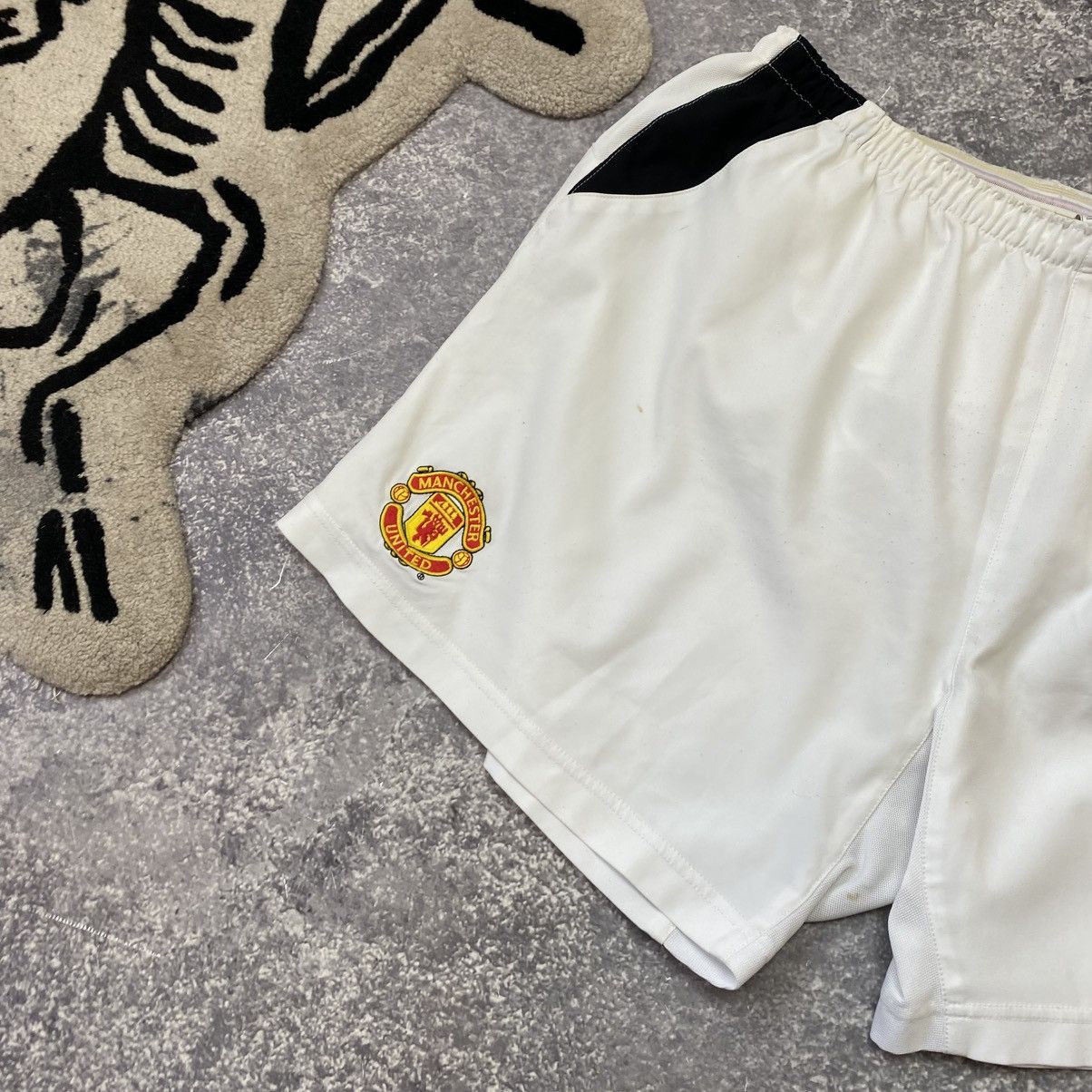 Vintage Vintage Nike Manchester United 90 Basic player soccer shorts Size US 34 / EU 50 - 3 Thumbnail