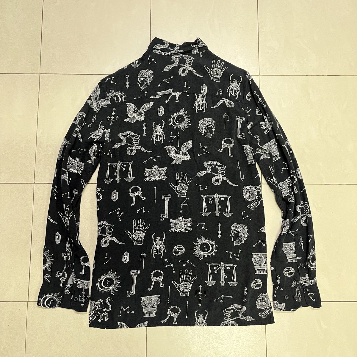 Designer × H&M H&M Goth/Arts Illustration Button Up Shirt Size US XS / EU 42 / 0 - 9 Thumbnail