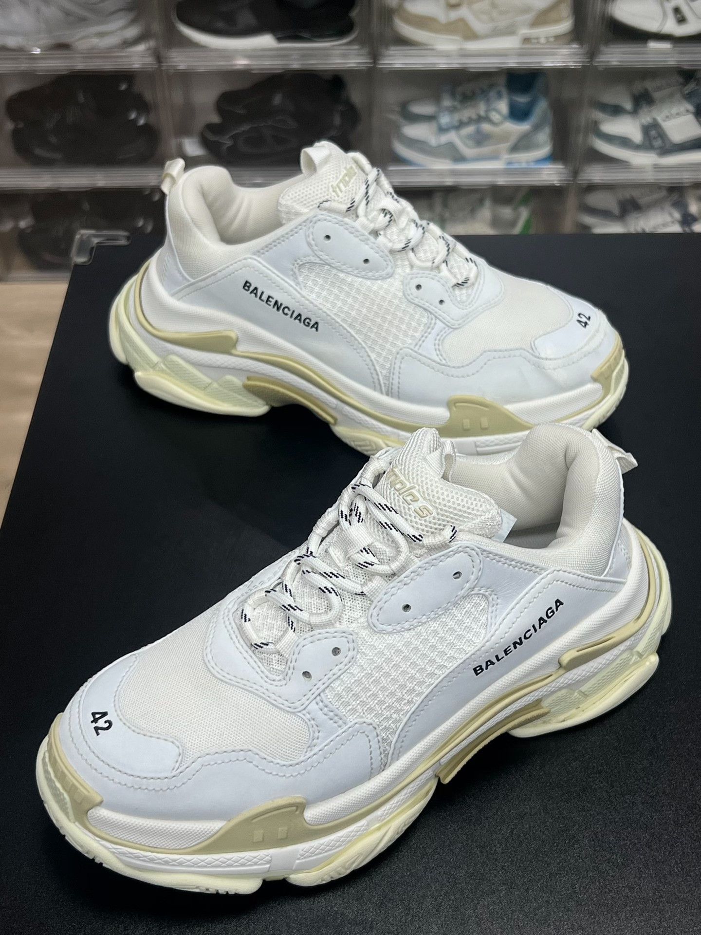 Balenciaga Balenciaga White Lowtop Sneakers 9 Men Size US 9 / EU 42 - 1 Thumbnail