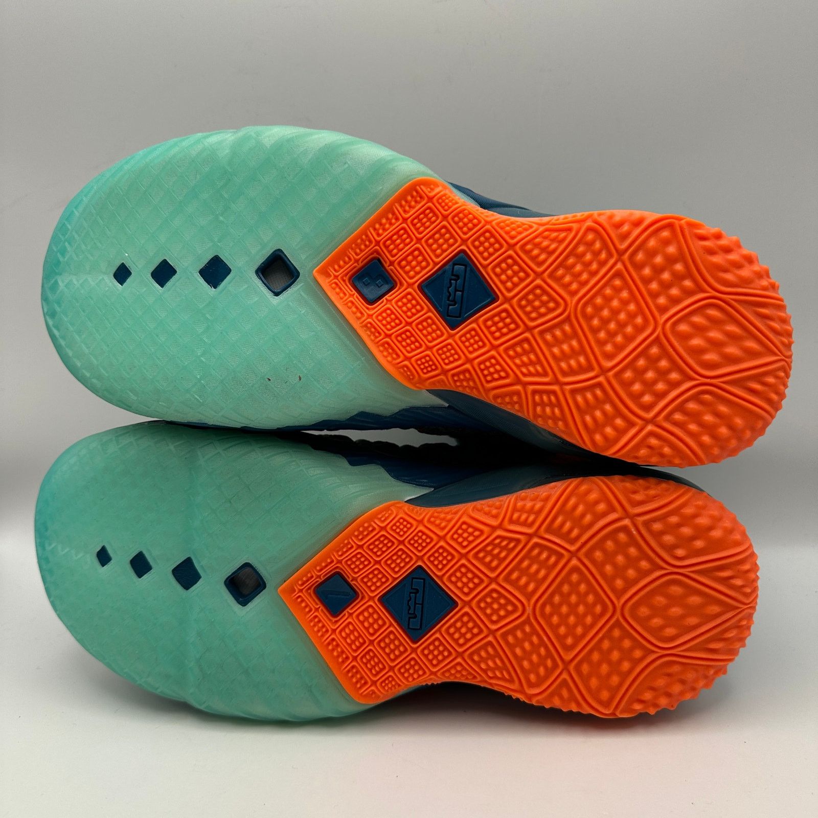 Nike NIKE LEBRON KIDS' 6Y GS We Are Family Hyper Crimson CW2760 Size US 6 / IT 36 - 3 Thumbnail