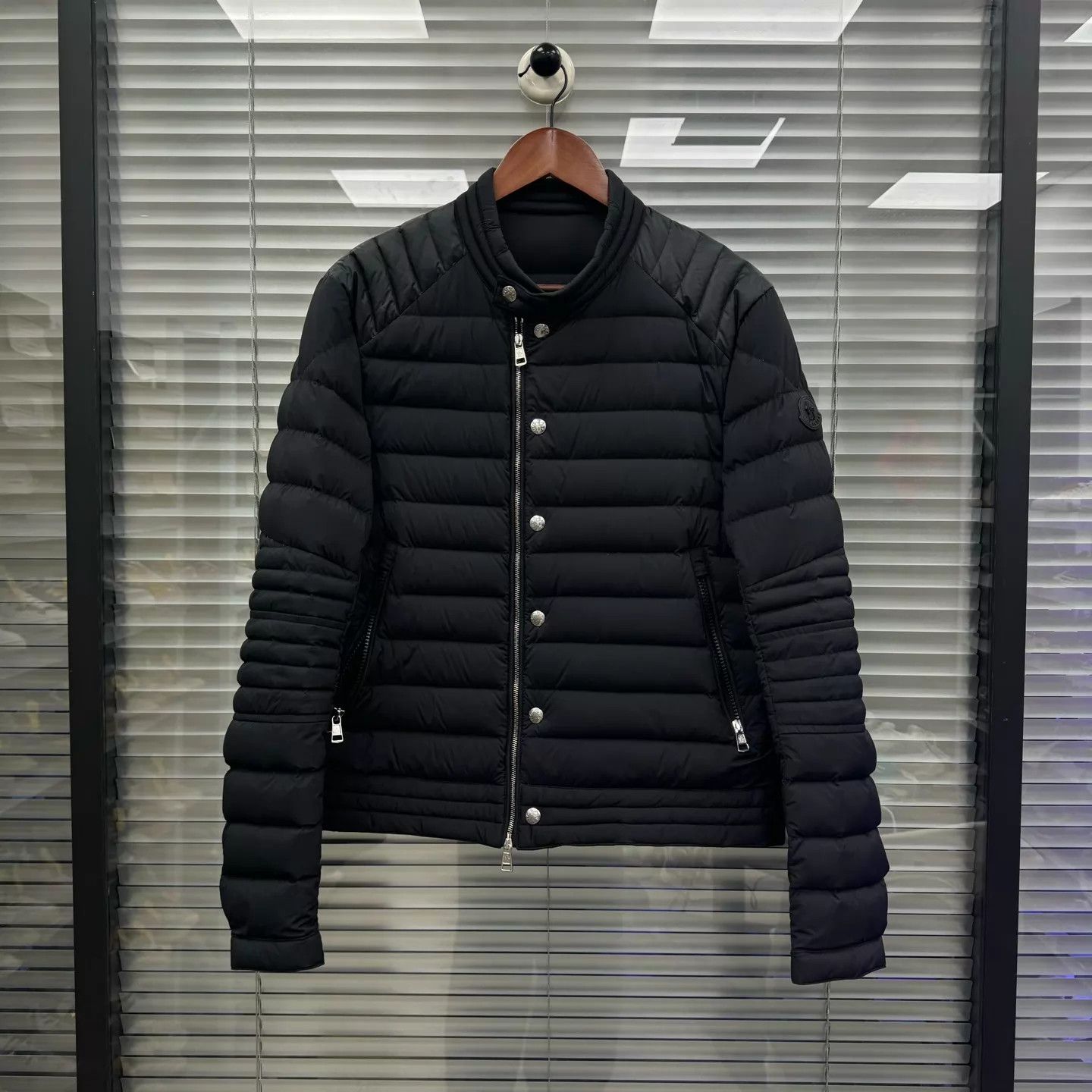 Moncler Moncler light down jacket black/silver size 2 99new Size XS / US 0-2 / IT 36-38 - 1 Thumbnail