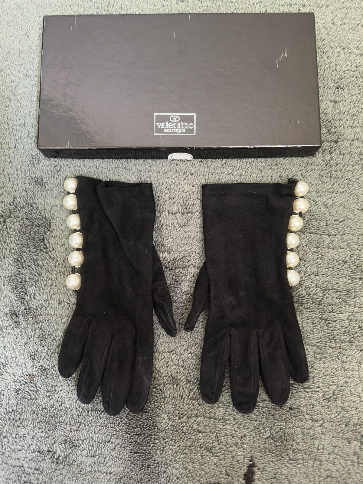 Valentino Archive Valentino 90’s Runway Suede Gloves Pearl Buttons Size ONE SIZE - 1 Thumbnail
