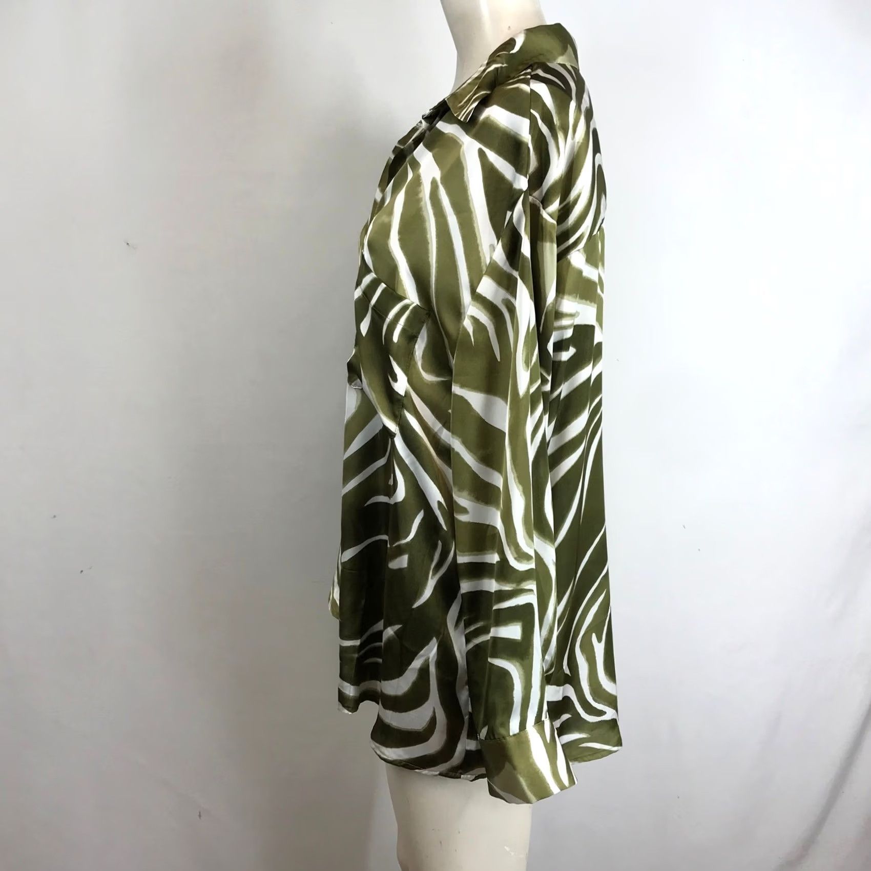 Vintage VINTAGE HAVER LONDON Zebra Print Satin Button Down Long Sleeve Shirt Women's L Size S / US 4 / IT 40 - 6 Thumbnail