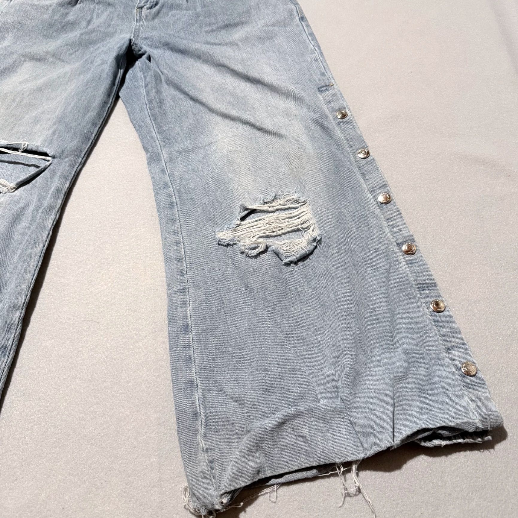 Mossimo Mossimo Jeans Women's Light Blue Snap Buttons Frayed Distressed Wide-Leg - 14 Size 36" / US 14 / IT 50 - 5 Thumbnail