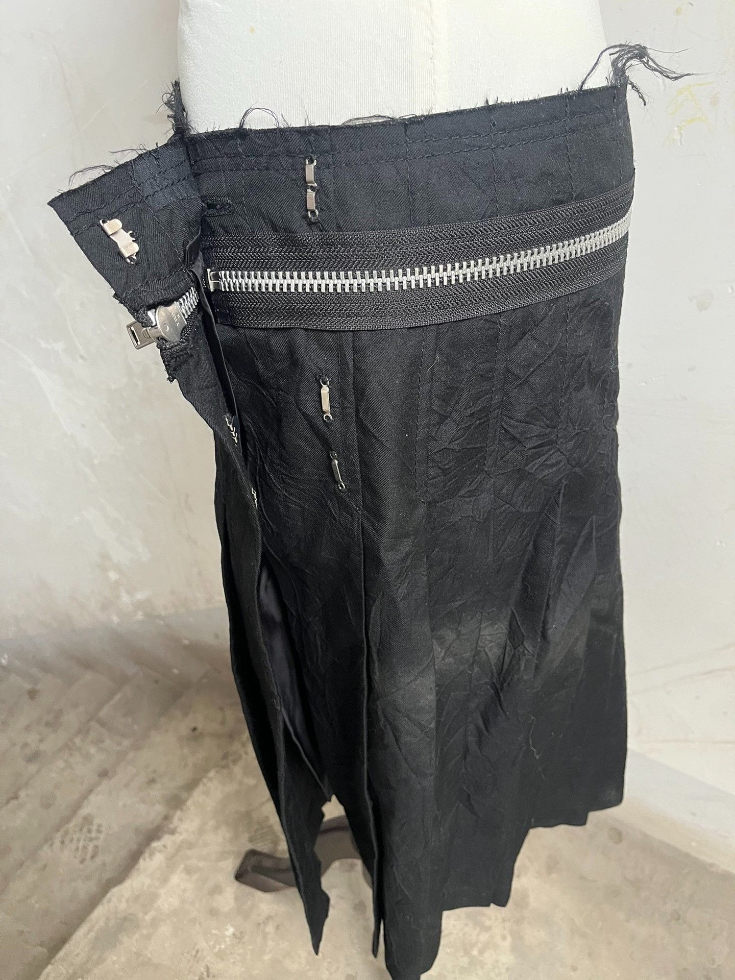 Comme des Garcons PLAY Rei Kawakubo Frayed Pleated Skirt. Size 30" / US 8 / IT 44 - 7 Thumbnail