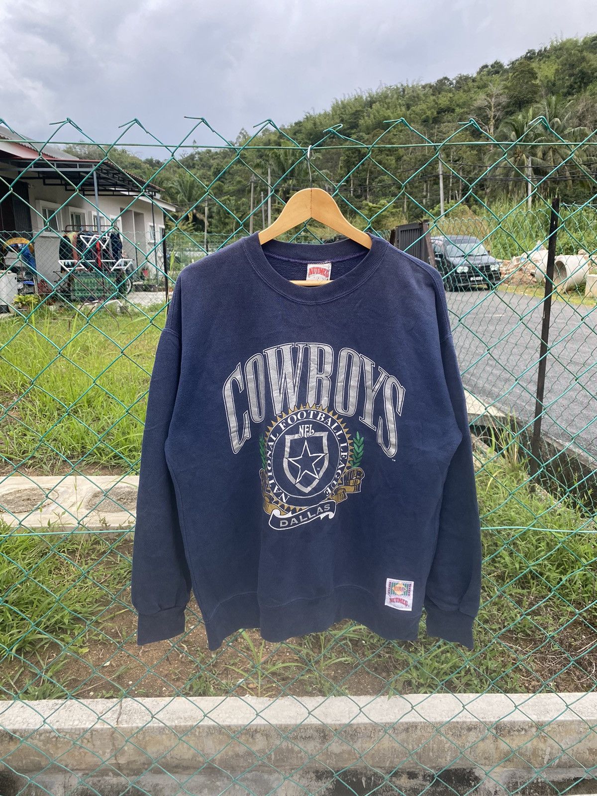 Nutmeg Vintage Nutmeg Mills Dallas Cowboys NFL Sweatshirt Size US L / EU 52-54 / 3 - 1 Thumbnail