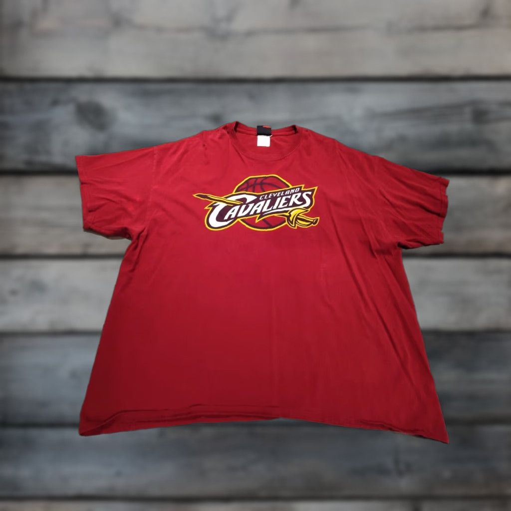 NBA VINTAGE Majestic LeBron James NBA Shirt Cleveland Cavaliers 2XL Red 2000s Men's Crew Neck T-Shirt Size US XXL / EU 58 / 5 - 1 Thumbnail